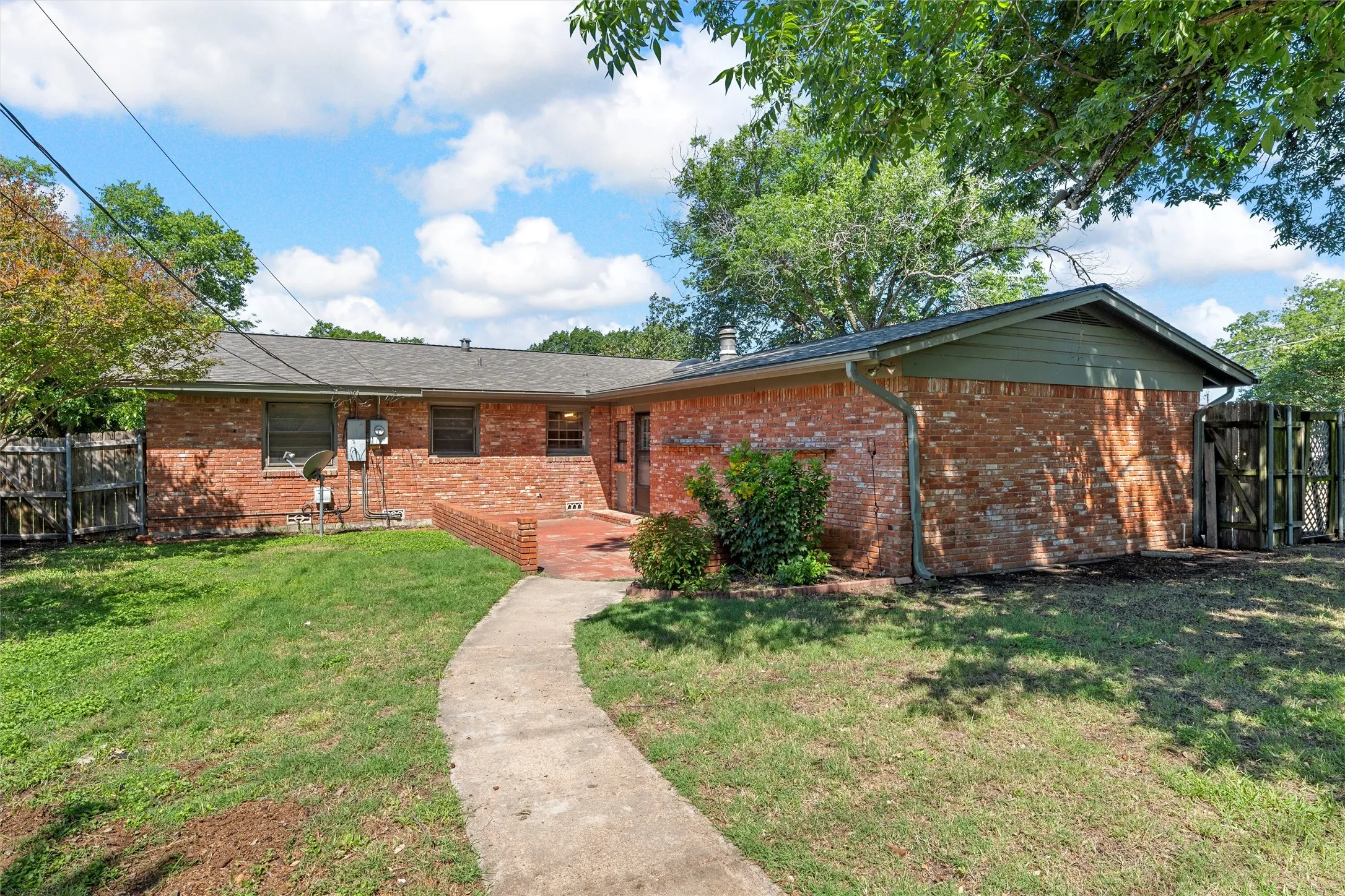 Single Family Residence For Rent in Mc Lennan County , 2349 Mount Carmel Drive, Waco, Texas 76710, 3 Bedroom, 2 Bathroom, 2 Garage spaces, 1,770 Sqft, built in 1958, mls#21386805, Real Estate Agent in Waco, Homes For Rent in Mc Lennan county, Homes For Rent in Waco, Realtor in Waco Texas, Real Estate Brokerage Independent Realty Texas, Luminita Cordes Realtor