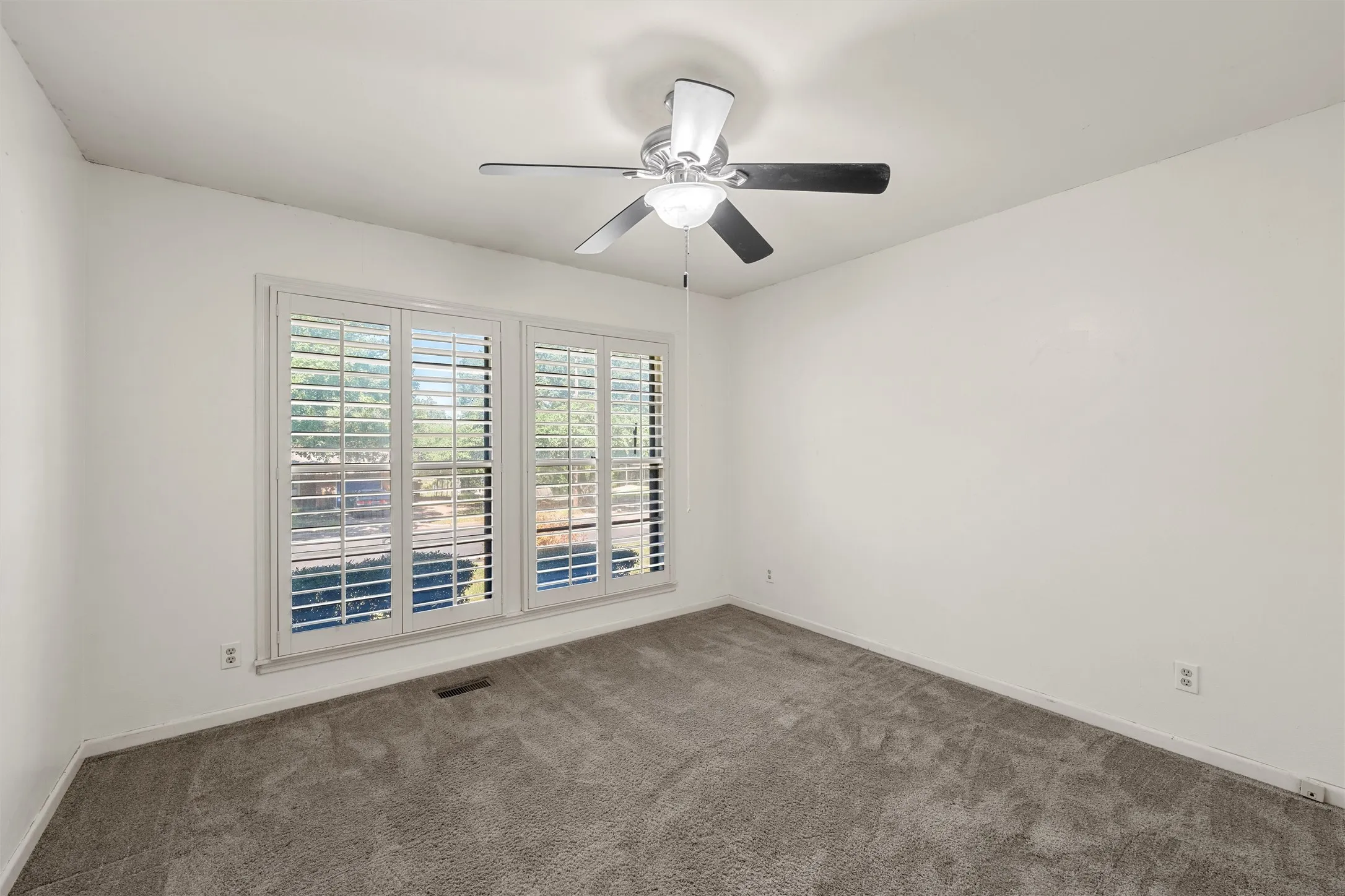 Single Family Residence For Rent in Mc Lennan County , 2349 Mount Carmel Drive, Waco, Texas 76710, 3 Bedroom, 2 Bathroom, 2 Garage spaces, 1,770 Sqft, built in 1958, mls#21386805, Real Estate Agent in Waco, Homes For Rent in Mc Lennan county, Homes For Rent in Waco, Realtor in Waco Texas, Real Estate Brokerage Independent Realty Texas, Luminita Cordes Realtor