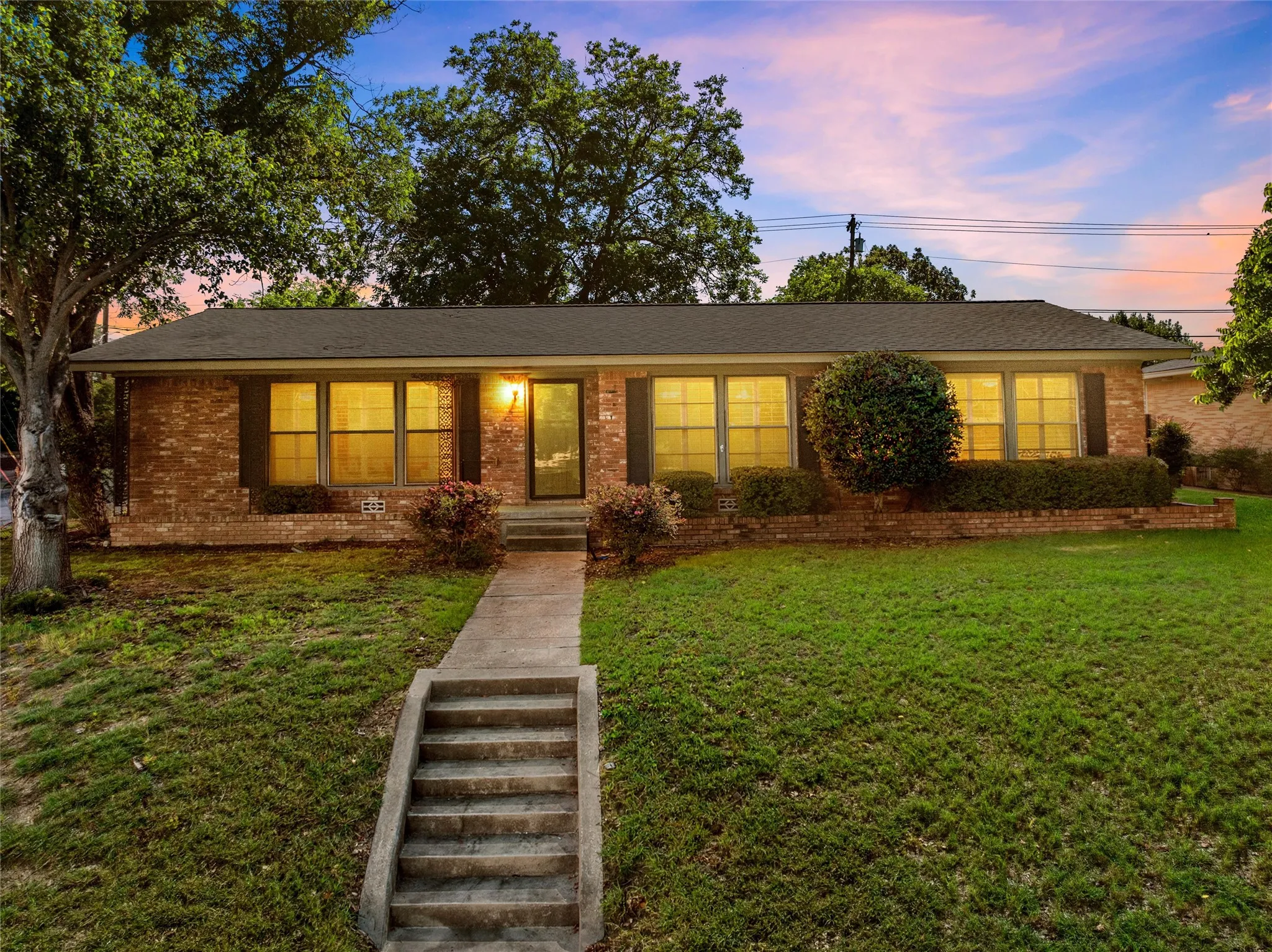 Single Family Residence For Rent in Mc Lennan County , 2349 Mount Carmel Drive, Waco, Texas 76710, 3 Bedroom, 2 Bathroom, 2 Garage spaces, 1,770 Sqft, built in 1958, mls#21386805, Real Estate Agent in Waco, Homes For Rent in Mc Lennan county, Homes For Rent in Waco, Realtor in Waco Texas, Real Estate Brokerage Independent Realty Texas, Luminita Cordes Realtor