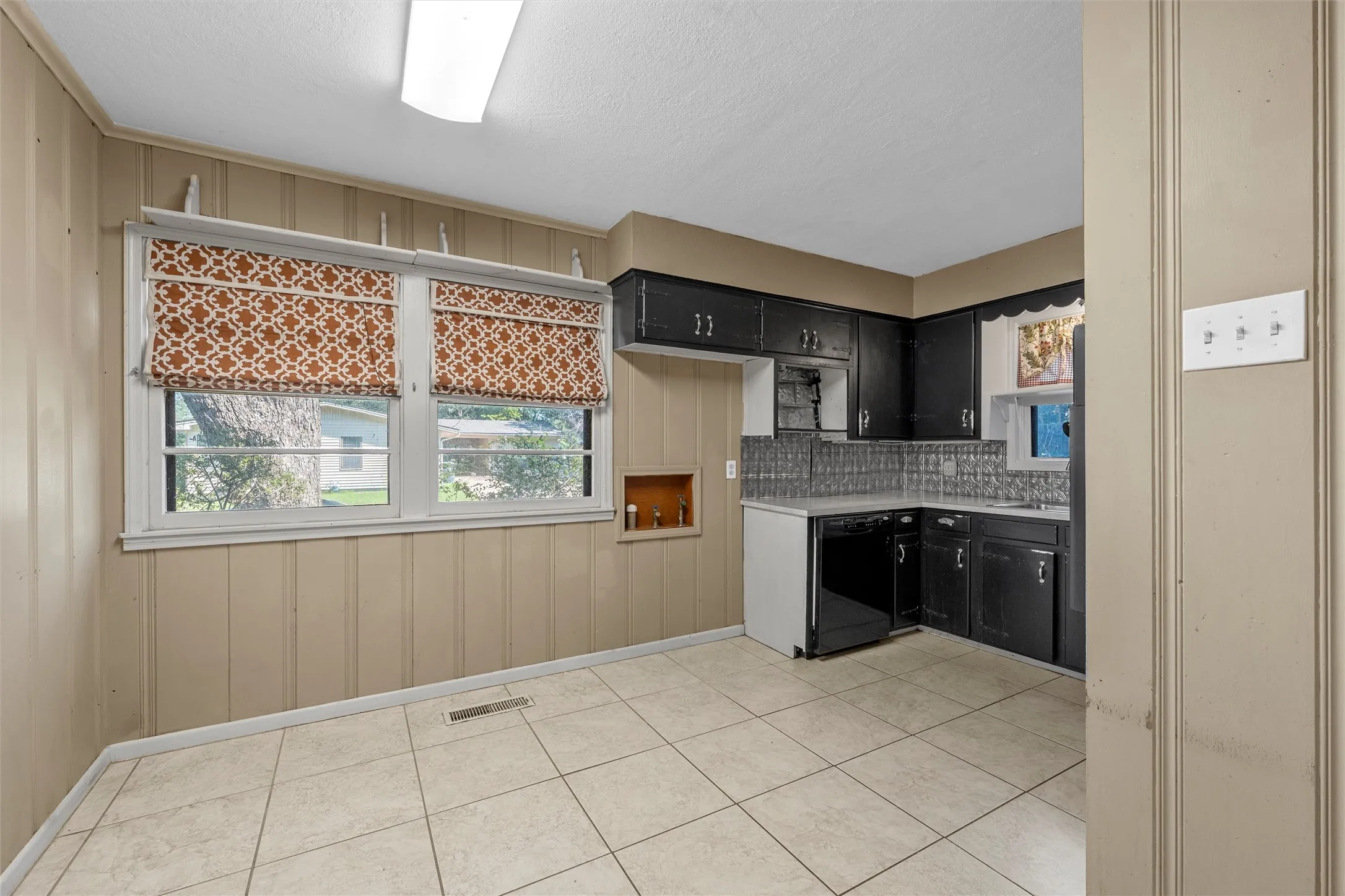 Single Family Residence For Rent in Mc Lennan County , 2349 Mount Carmel Drive, Waco, Texas 76710, 3 Bedroom, 2 Bathroom, 2 Garage spaces, 1,770 Sqft, built in 1958, mls#21386805, Real Estate Agent in Waco, Homes For Rent in Mc Lennan county, Homes For Rent in Waco, Realtor in Waco Texas, Real Estate Brokerage Independent Realty Texas, Luminita Cordes Realtor