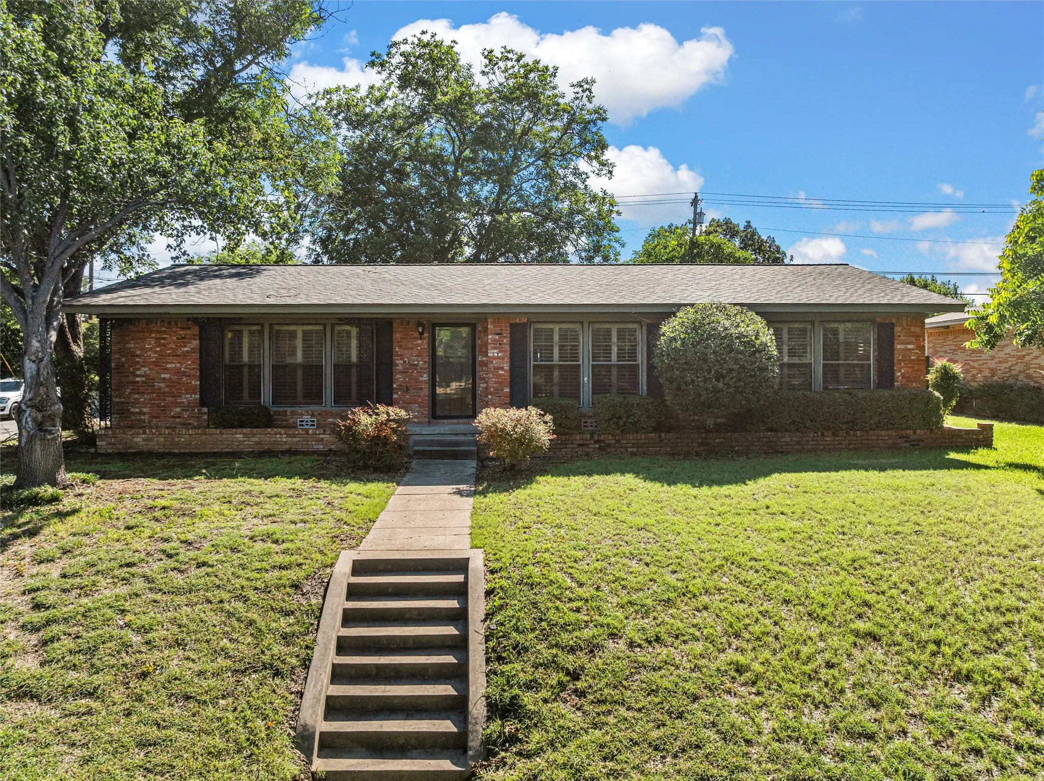 Single Family Residence For Rent in Mc Lennan County , 2349 Mount Carmel Drive, Waco, Texas 76710, 3 Bedroom, 2 Bathroom, 2 Garage spaces, 1,770 Sqft, built in 1958, mls#21386805, Real Estate Agent in Waco, Homes For Rent in Mc Lennan county, Homes For Rent in Waco, Realtor in Waco Texas, Real Estate Brokerage Independent Realty Texas, Luminita Cordes Realtor