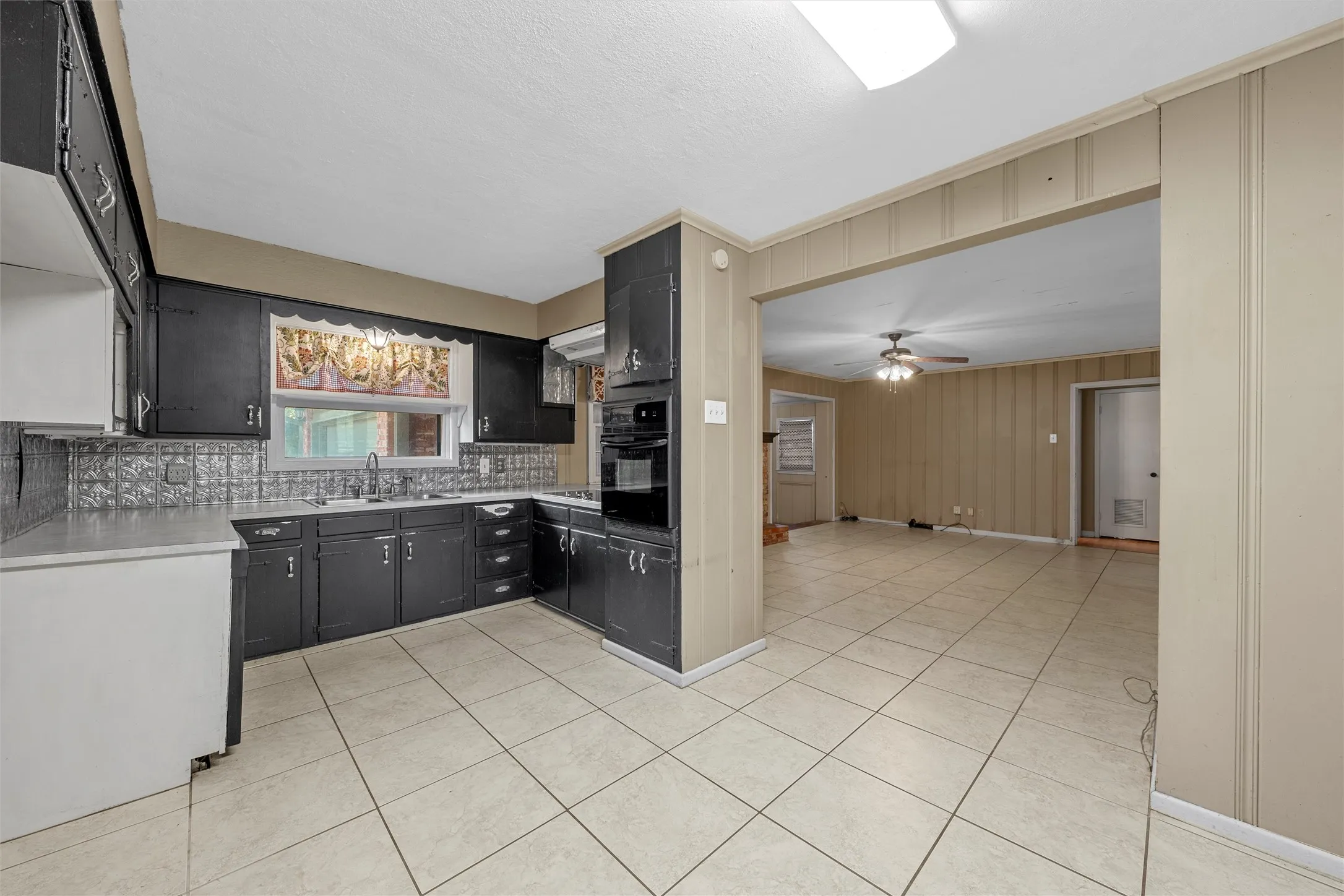 Single Family Residence For Rent in Mc Lennan County , 2349 Mount Carmel Drive, Waco, Texas 76710, 3 Bedroom, 2 Bathroom, 2 Garage spaces, 1,770 Sqft, built in 1958, mls#21386805, Real Estate Agent in Waco, Homes For Rent in Mc Lennan county, Homes For Rent in Waco, Realtor in Waco Texas, Real Estate Brokerage Independent Realty Texas, Luminita Cordes Realtor