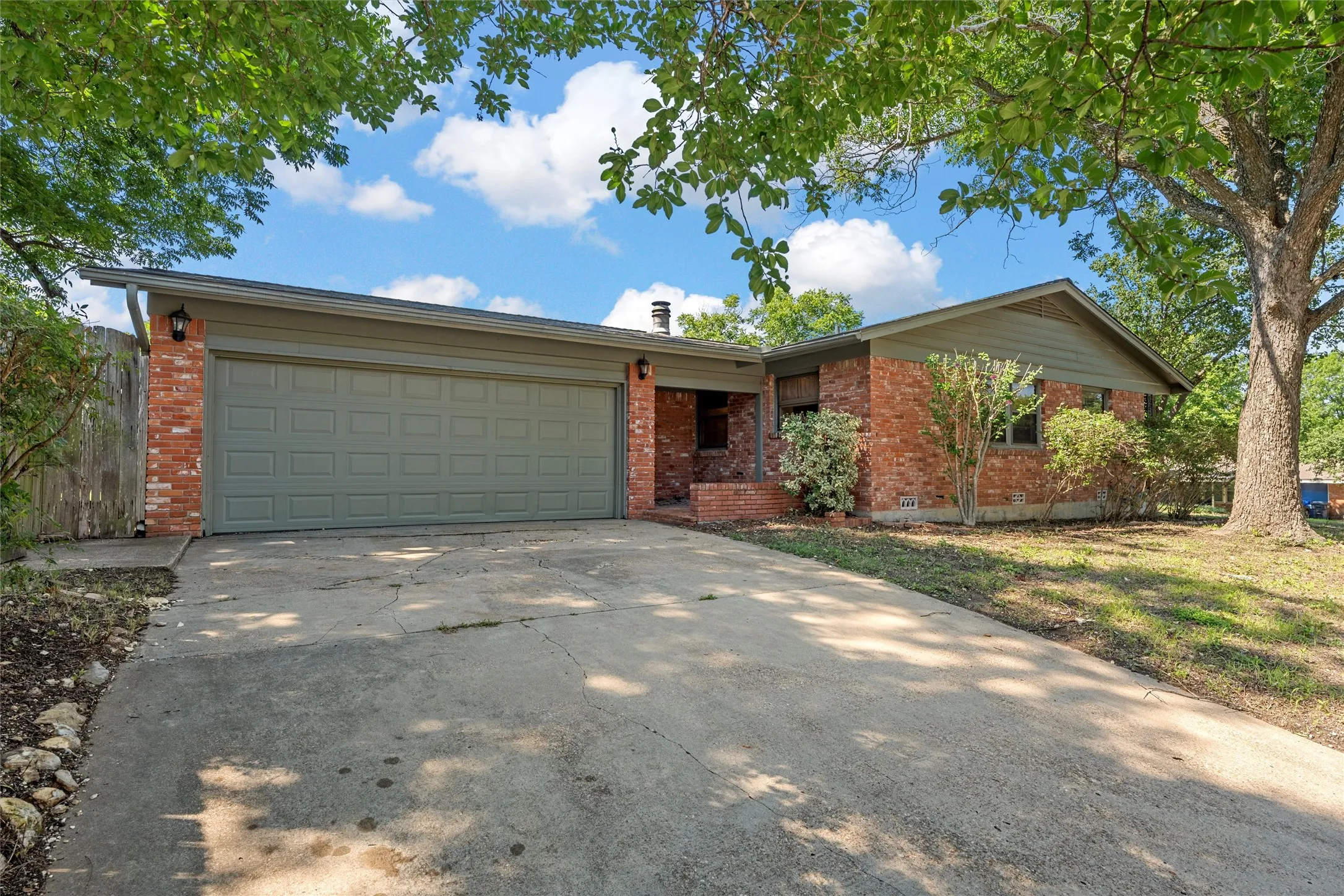 Single Family Residence For Rent in Mc Lennan County , 2349 Mount Carmel Drive, Waco, Texas 76710, 3 Bedroom, 2 Bathroom, 2 Garage spaces, 1,770 Sqft, built in 1958, mls#21386805, Real Estate Agent in Waco, Homes For Rent in Mc Lennan county, Homes For Rent in Waco, Realtor in Waco Texas, Real Estate Brokerage Independent Realty Texas, Luminita Cordes Realtor