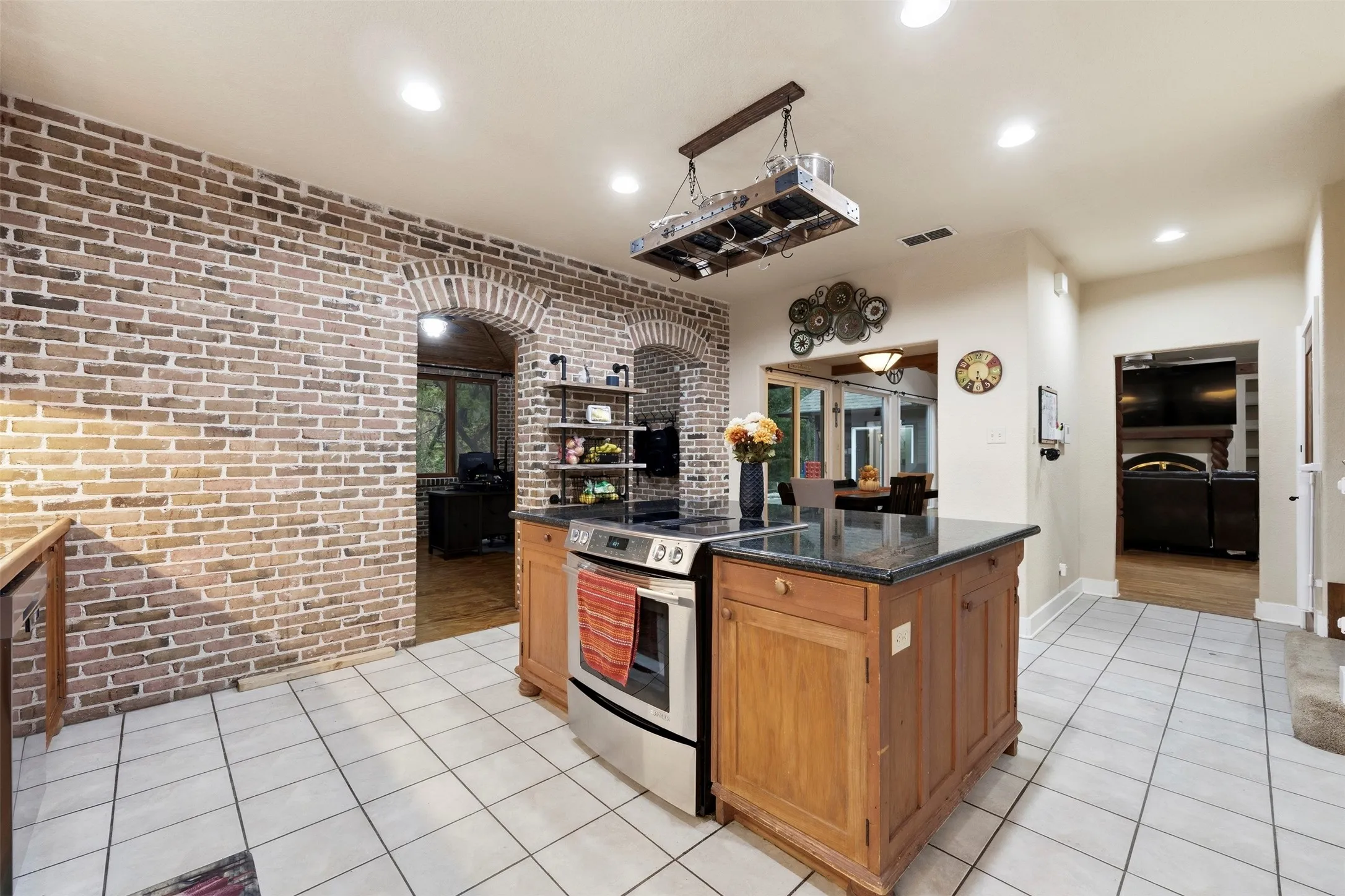 Single Family Residence For Sale in Ellis County , 407 Ovilla Oaks Drive, Ovilla, Texas 75154, 3 Bedroom, 4 Bathroom, 2 Garage spaces, 3,012 Sqft, built in 1994, mls#21385058, Real Estate Agent in Ovilla, Homes For Sale in Ellis county, Homes For Sale in Ovilla, Realtor in Ovilla Texas, Real Estate Brokerage Independent Realty Texas, Luminita Cordes Realtor