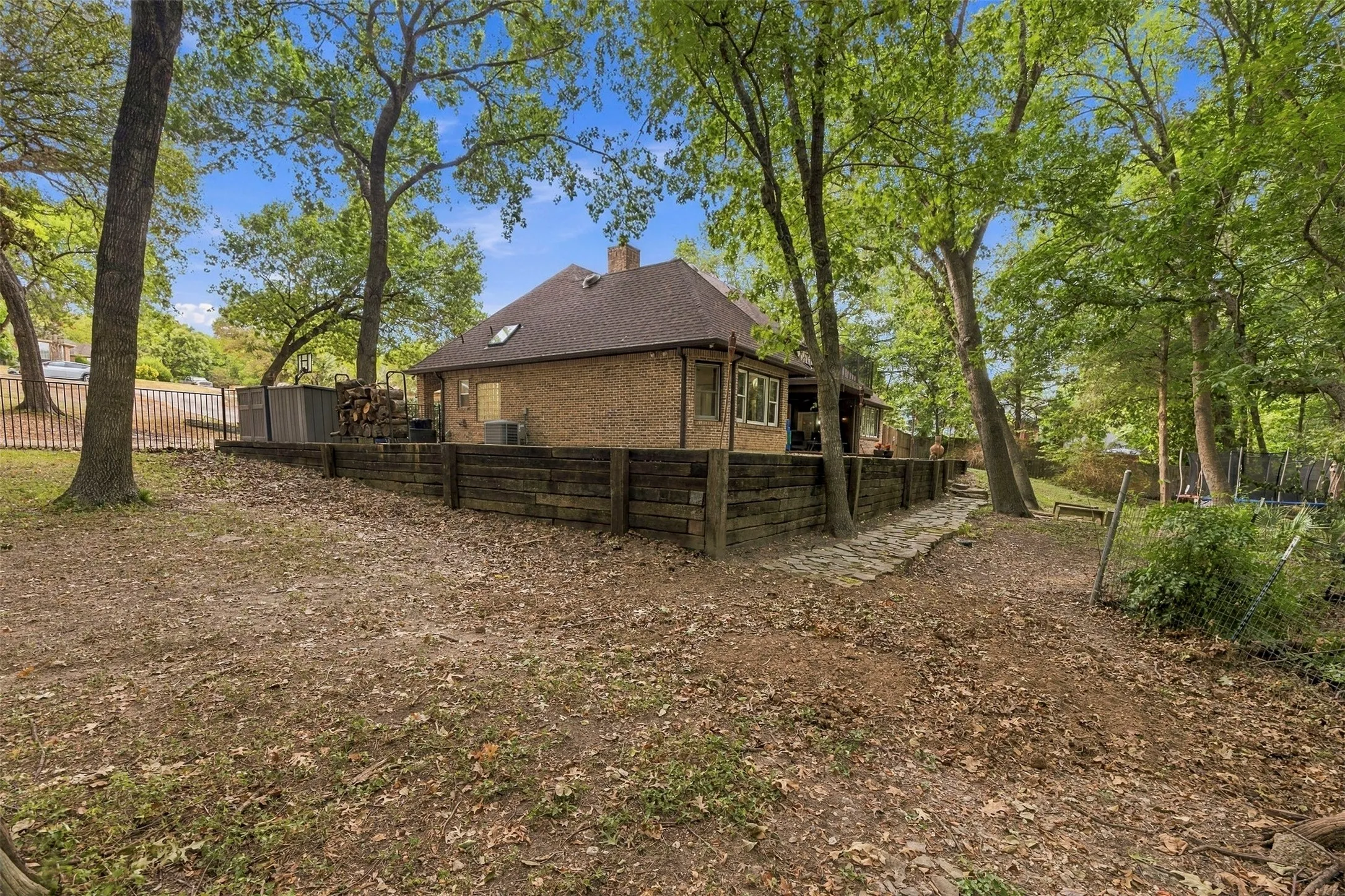 Single Family Residence For Sale in Ellis County , 407 Ovilla Oaks Drive, Ovilla, Texas 75154, 3 Bedroom, 4 Bathroom, 2 Garage spaces, 3,012 Sqft, built in 1994, mls#21385058, Real Estate Agent in Ovilla, Homes For Sale in Ellis county, Homes For Sale in Ovilla, Realtor in Ovilla Texas, Real Estate Brokerage Independent Realty Texas, Luminita Cordes Realtor