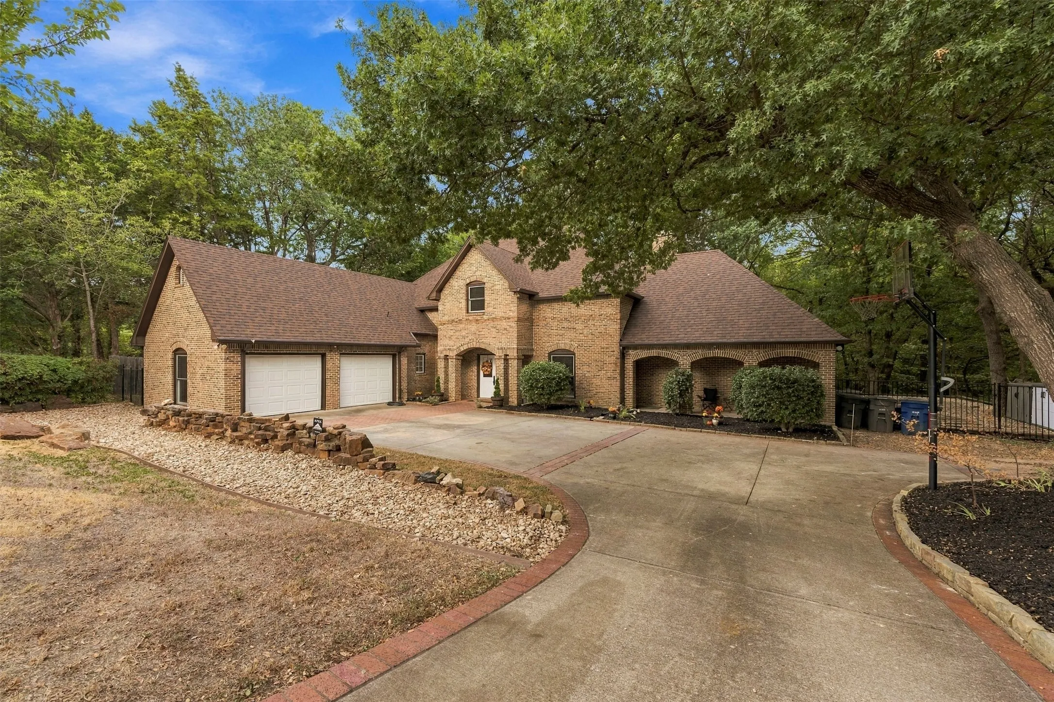 Single Family Residence For Sale in Ellis County , 407 Ovilla Oaks Drive, Ovilla, Texas 75154, 3 Bedroom, 4 Bathroom, 2 Garage spaces, 3,012 Sqft, built in 1994, mls#21385058, Real Estate Agent in Ovilla, Homes For Sale in Ellis county, Homes For Sale in Ovilla, Realtor in Ovilla Texas, Real Estate Brokerage Independent Realty Texas, Luminita Cordes Realtor