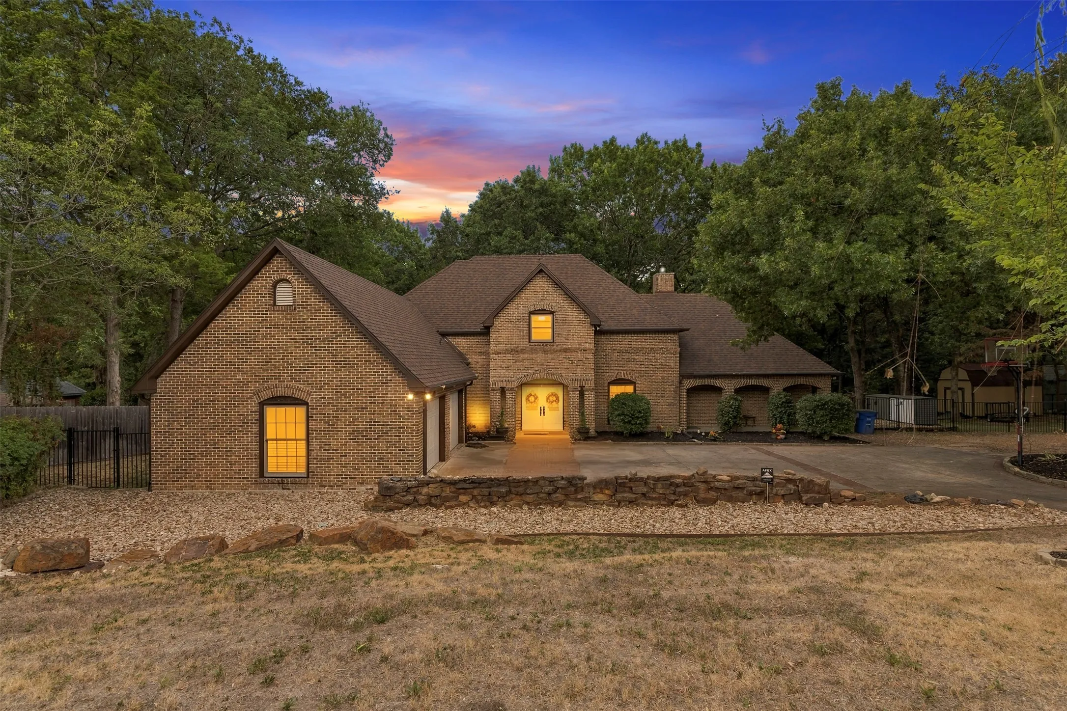 Single Family Residence For Sale in Ellis County , 407 Ovilla Oaks Drive, Ovilla, Texas 75154, 3 Bedroom, 4 Bathroom, 2 Garage spaces, 3,012 Sqft, built in 1994, mls#21385058, Real Estate Agent in Ovilla, Homes For Sale in Ellis county, Homes For Sale in Ovilla, Realtor in Ovilla Texas, Real Estate Brokerage Independent Realty Texas, Luminita Cordes Realtor