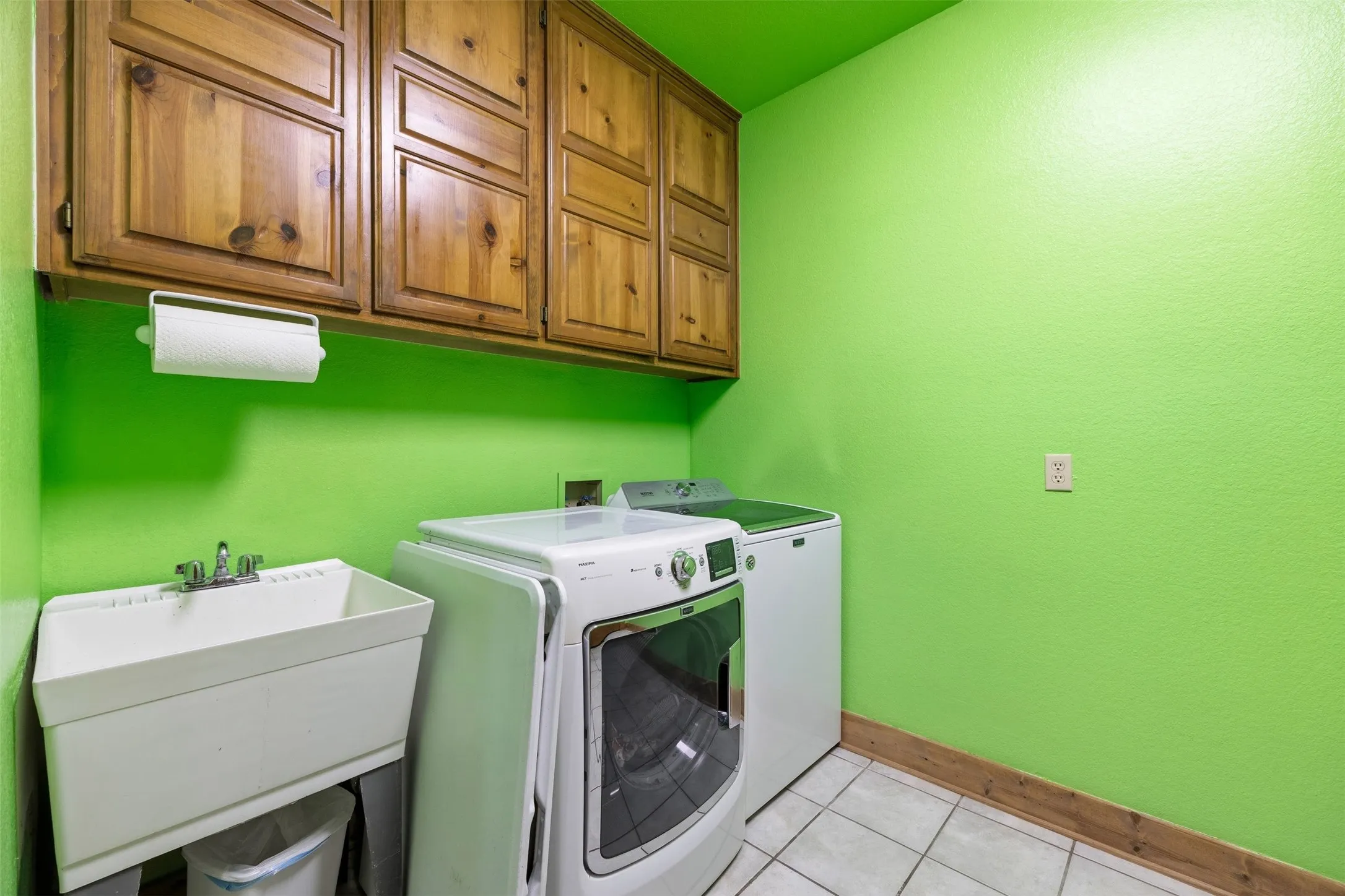 Single Family Residence For Sale in Ellis County , 407 Ovilla Oaks Drive, Ovilla, Texas 75154, 3 Bedroom, 4 Bathroom, 2 Garage spaces, 3,012 Sqft, built in 1994, mls#21385058, Real Estate Agent in Ovilla, Homes For Sale in Ellis county, Homes For Sale in Ovilla, Realtor in Ovilla Texas, Real Estate Brokerage Independent Realty Texas, Luminita Cordes Realtor