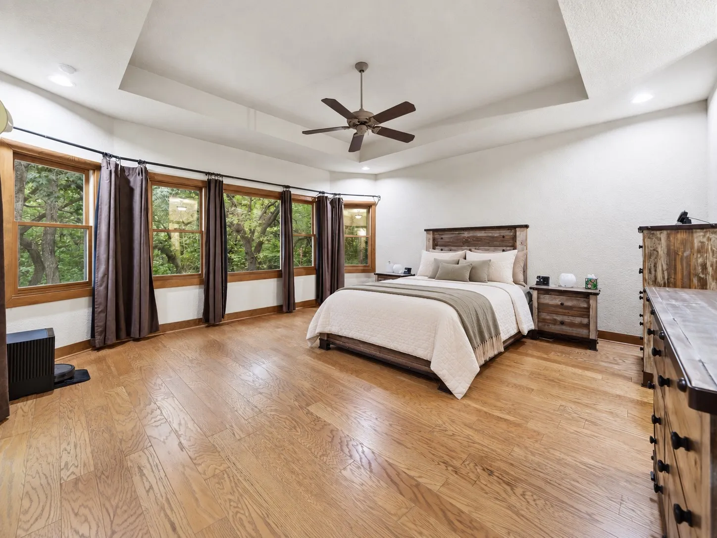 Single Family Residence For Sale in Ellis County , 407 Ovilla Oaks Drive, Ovilla, Texas 75154, 3 Bedroom, 4 Bathroom, 2 Garage spaces, 3,012 Sqft, built in 1994, mls#21385058, Real Estate Agent in Ovilla, Homes For Sale in Ellis county, Homes For Sale in Ovilla, Realtor in Ovilla Texas, Real Estate Brokerage Independent Realty Texas, Luminita Cordes Realtor