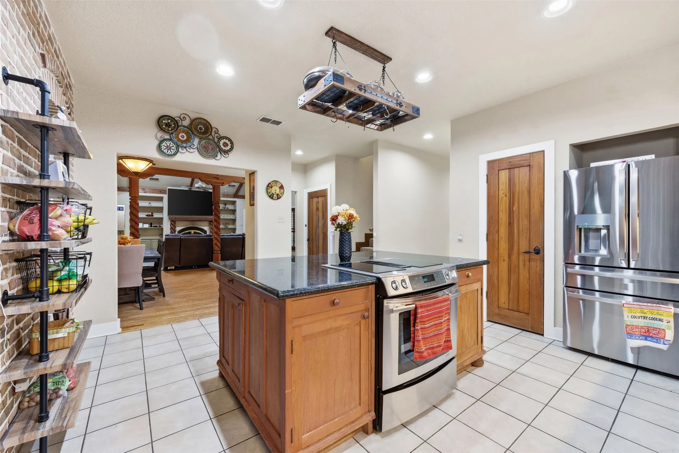 Single Family Residence For Sale in Ellis County , 407 Ovilla Oaks Drive, Ovilla, Texas 75154, 3 Bedroom, 4 Bathroom, 2 Garage spaces, 3,012 Sqft, built in 1994, mls#21385058, Real Estate Agent in Ovilla, Homes For Sale in Ellis county, Homes For Sale in Ovilla, Realtor in Ovilla Texas, Real Estate Brokerage Independent Realty Texas, Luminita Cordes Realtor