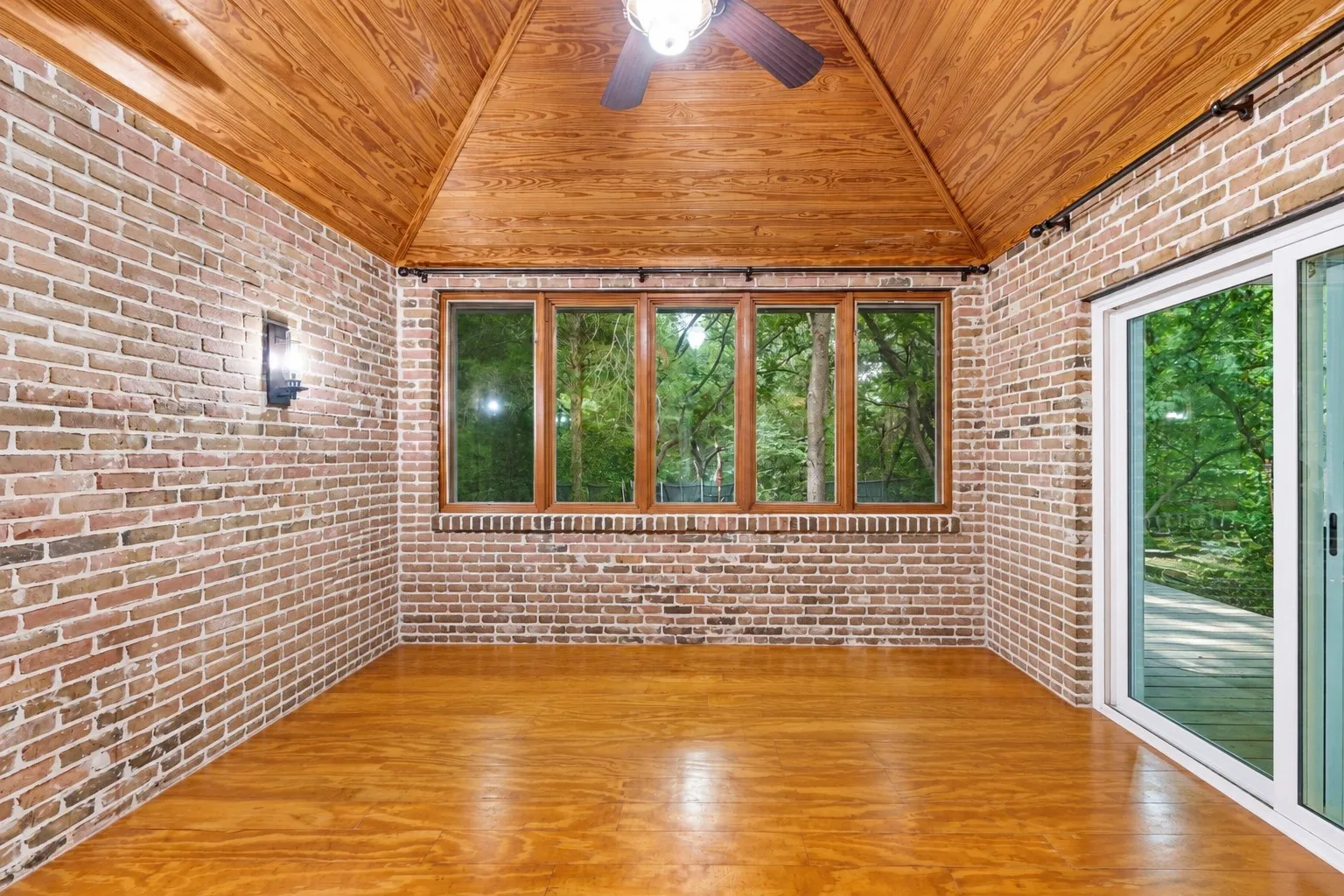 Single Family Residence For Sale in Ellis County , 407 Ovilla Oaks Drive, Ovilla, Texas 75154, 3 Bedroom, 4 Bathroom, 2 Garage spaces, 3,012 Sqft, built in 1994, mls#21385058, Real Estate Agent in Ovilla, Homes For Sale in Ellis county, Homes For Sale in Ovilla, Realtor in Ovilla Texas, Real Estate Brokerage Independent Realty Texas, Luminita Cordes Realtor