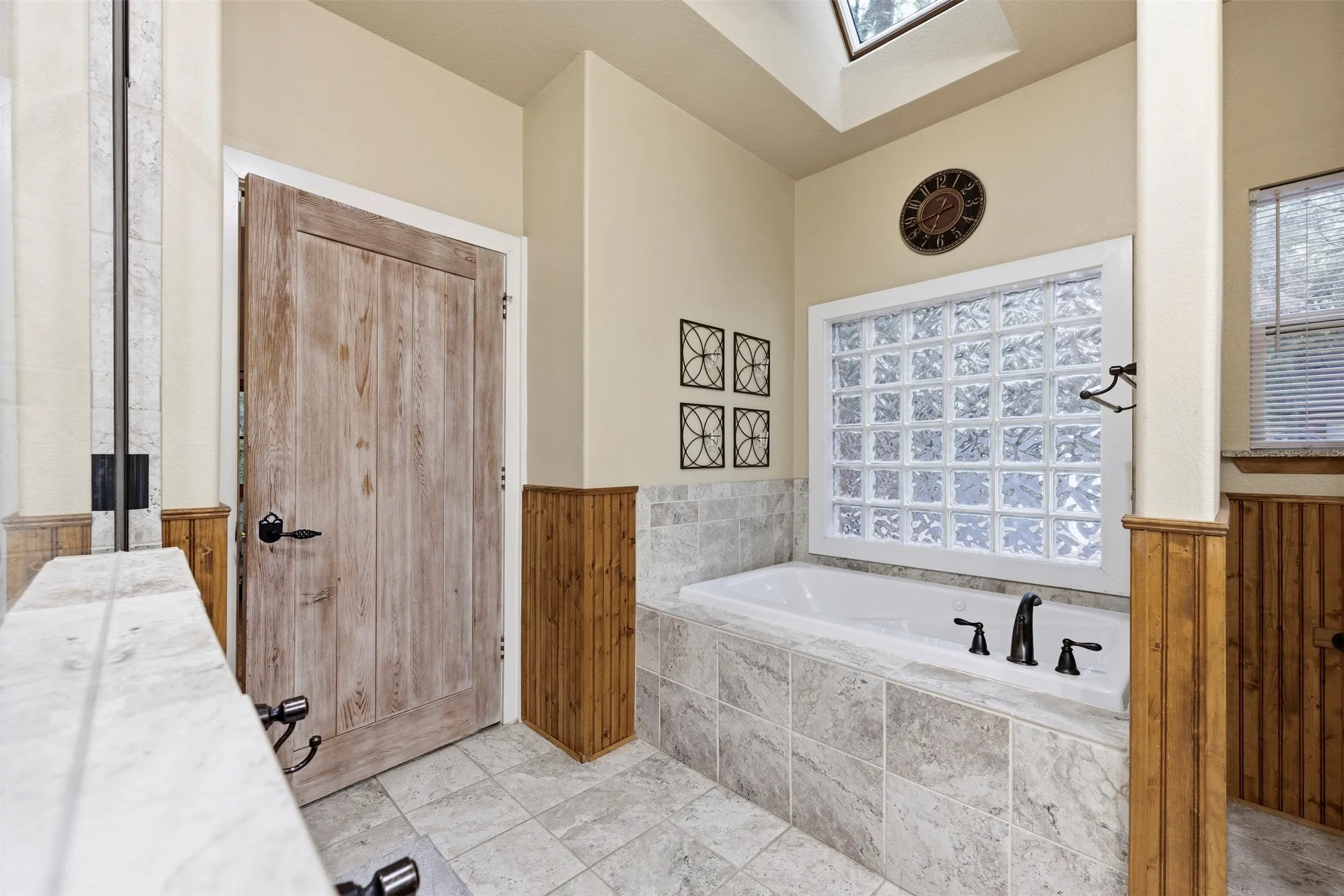 Single Family Residence For Sale in Ellis County , 407 Ovilla Oaks Drive, Ovilla, Texas 75154, 3 Bedroom, 4 Bathroom, 2 Garage spaces, 3,012 Sqft, built in 1994, mls#21385058, Real Estate Agent in Ovilla, Homes For Sale in Ellis county, Homes For Sale in Ovilla, Realtor in Ovilla Texas, Real Estate Brokerage Independent Realty Texas, Luminita Cordes Realtor