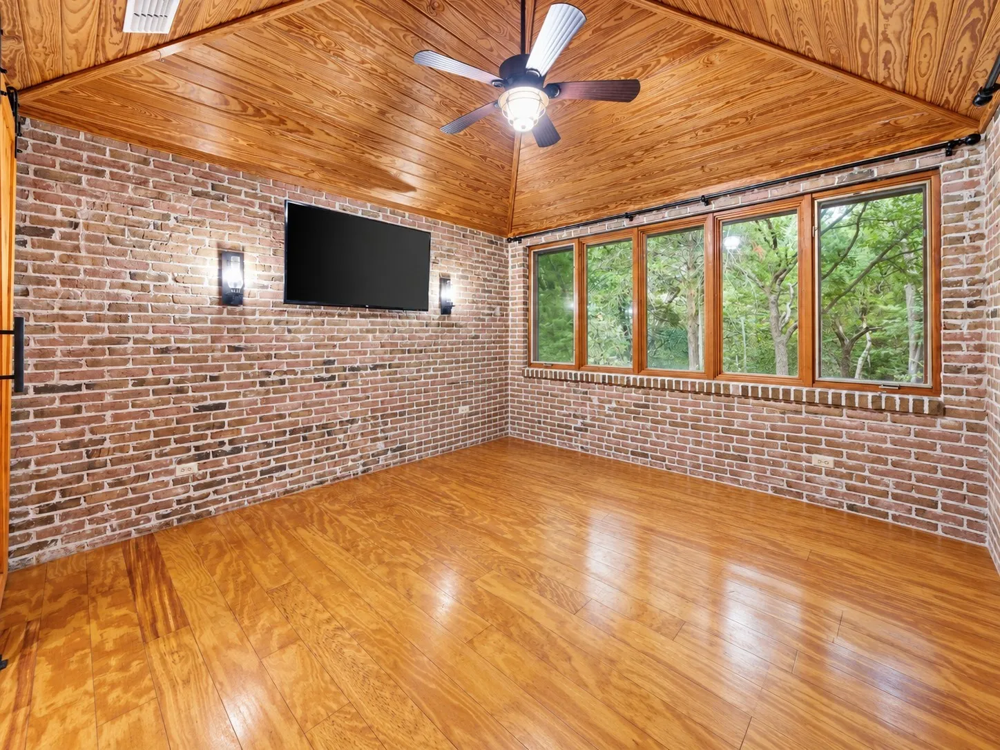 Single Family Residence For Sale in Ellis County , 407 Ovilla Oaks Drive, Ovilla, Texas 75154, 3 Bedroom, 4 Bathroom, 2 Garage spaces, 3,012 Sqft, built in 1994, mls#21385058, Real Estate Agent in Ovilla, Homes For Sale in Ellis county, Homes For Sale in Ovilla, Realtor in Ovilla Texas, Real Estate Brokerage Independent Realty Texas, Luminita Cordes Realtor