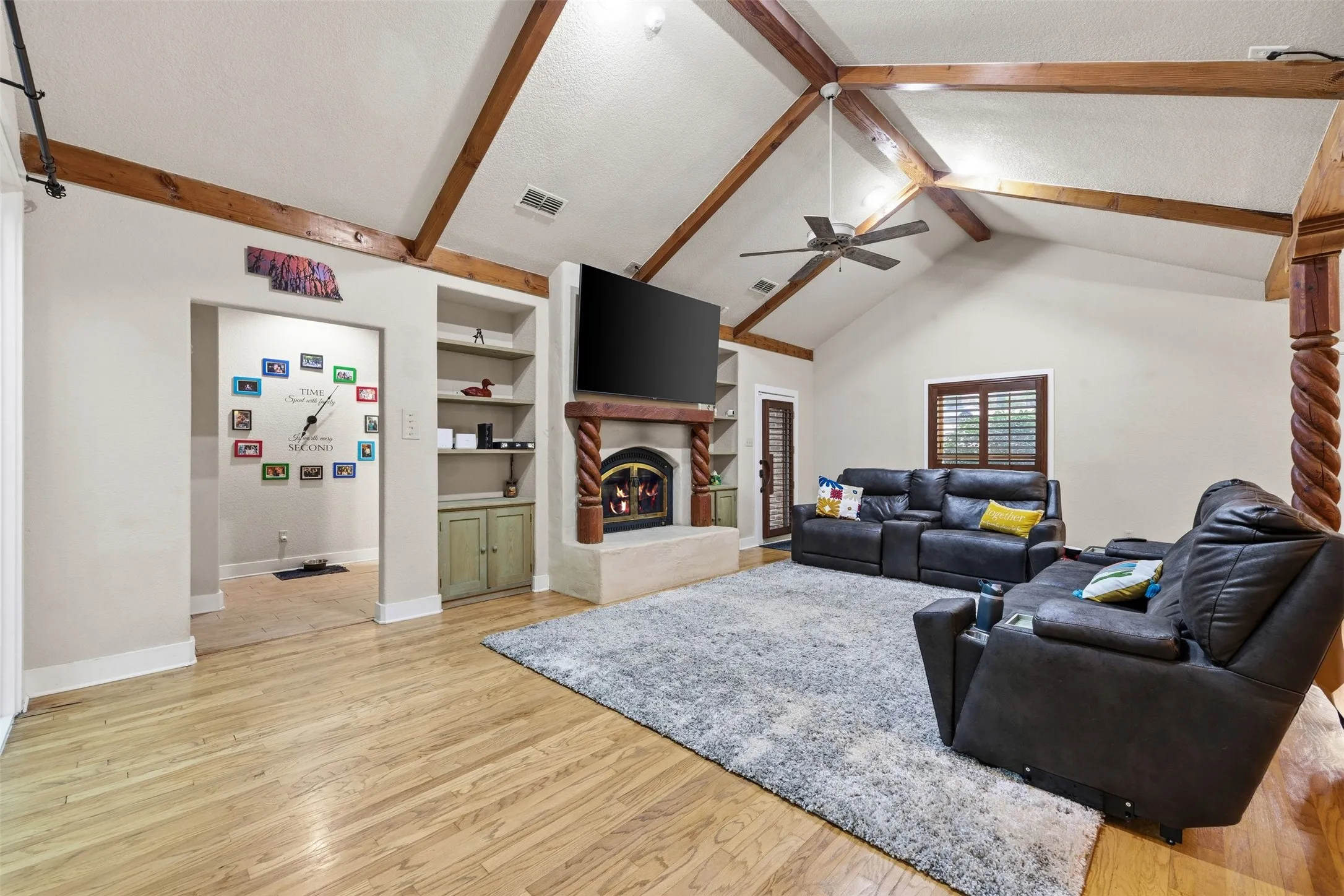 Single Family Residence For Sale in Ellis County , 407 Ovilla Oaks Drive, Ovilla, Texas 75154, 3 Bedroom, 4 Bathroom, 2 Garage spaces, 3,012 Sqft, built in 1994, mls#21385058, Real Estate Agent in Ovilla, Homes For Sale in Ellis county, Homes For Sale in Ovilla, Realtor in Ovilla Texas, Real Estate Brokerage Independent Realty Texas, Luminita Cordes Realtor
