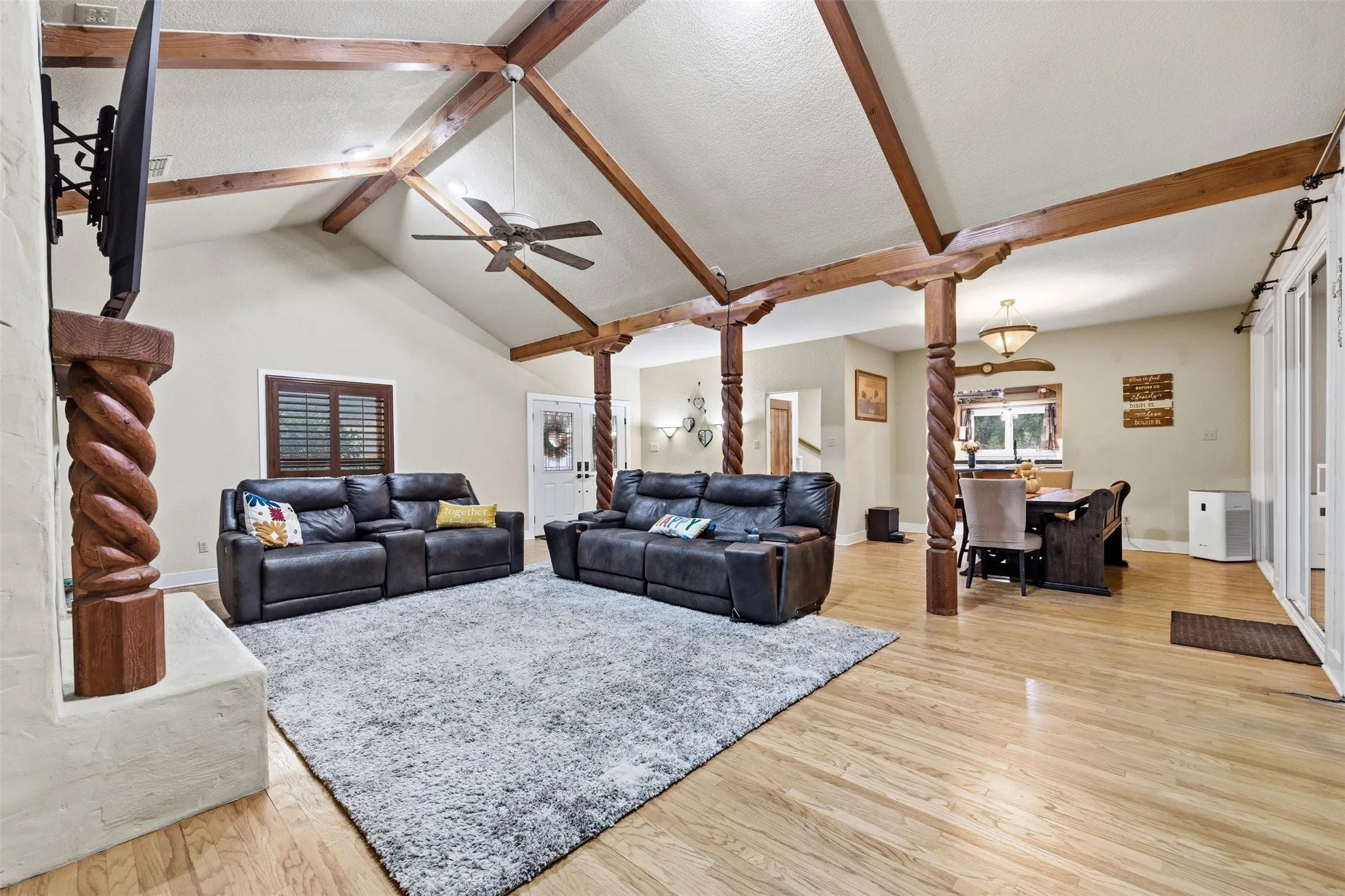 Single Family Residence For Sale in Ellis County , 407 Ovilla Oaks Drive, Ovilla, Texas 75154, 3 Bedroom, 4 Bathroom, 2 Garage spaces, 3,012 Sqft, built in 1994, mls#21385058, Real Estate Agent in Ovilla, Homes For Sale in Ellis county, Homes For Sale in Ovilla, Realtor in Ovilla Texas, Real Estate Brokerage Independent Realty Texas, Luminita Cordes Realtor