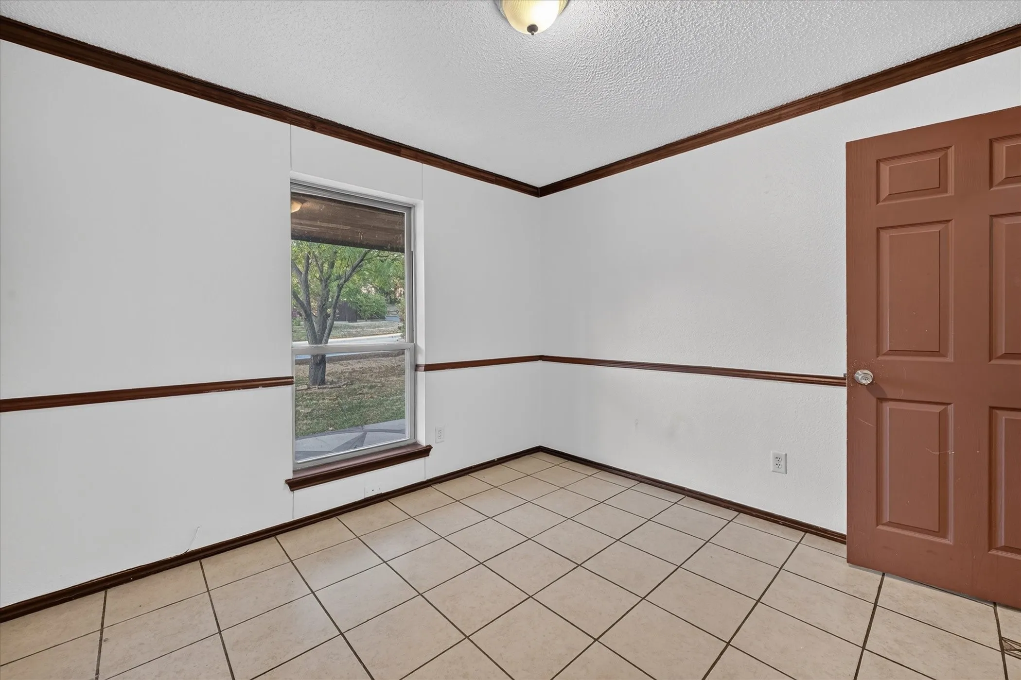 Neutral tile flooring
