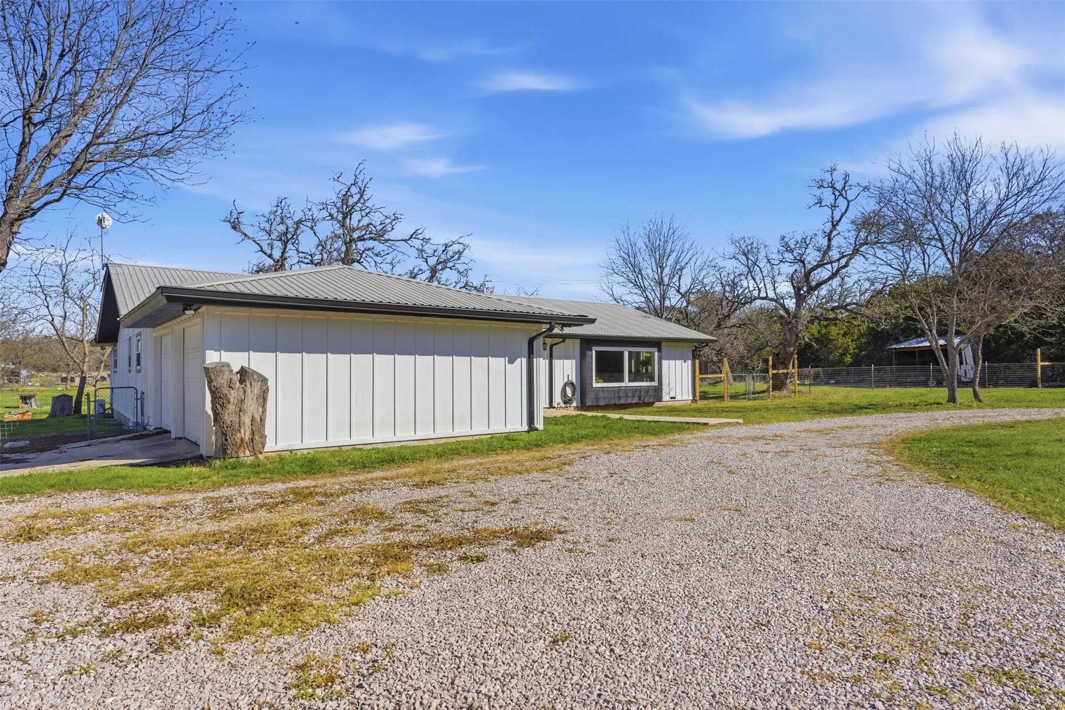 Farm For Sale in Lampasas County , 1115 County Road 2102, Lometa, Texas 76853, 4 Bedroom, 3 Bathroom, 2 Garage spaces, 2,995 Sqft, built in 1989, mls#21386349, Real Estate Agent in Lometa, Homes For Sale in Lampasas county, Homes For Sale in Lometa, Realtor in Lometa Texas, Real Estate Brokerage Independent Realty Texas, Luminita Cordes Realtor