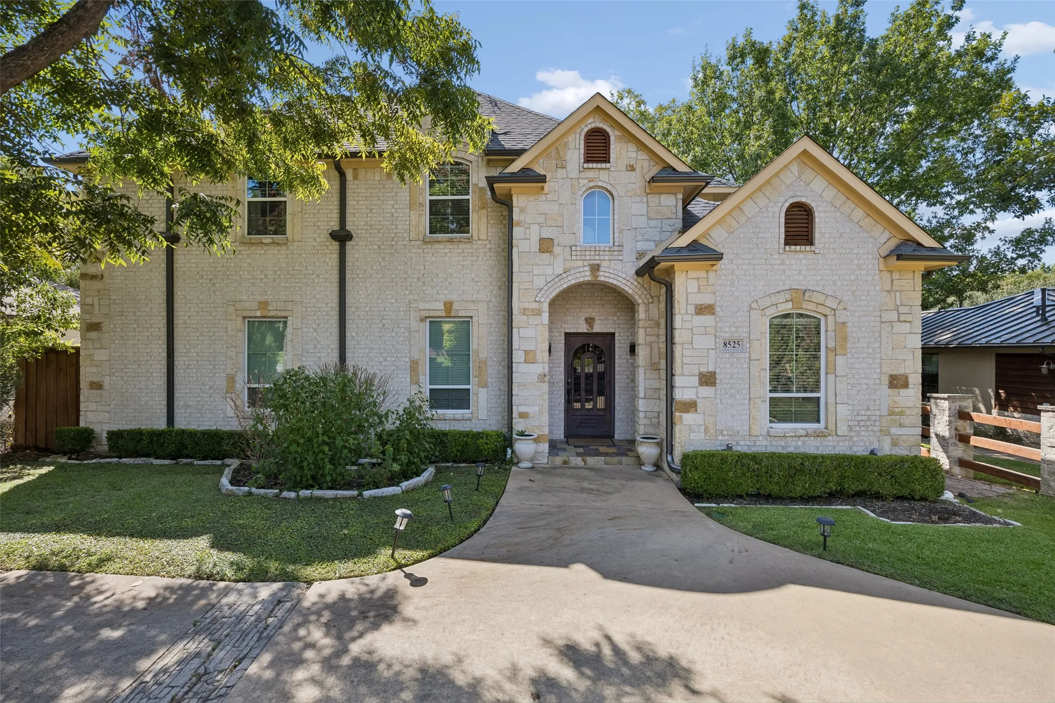Single Family Residence For Rent in Dallas County , 8525 Briarwood Lane, Dallas, Texas 75209, 3 Bedroom, 3 Bathroom, 2 Garage spaces, 2,579 Sqft, built in 2012, mls#21386127, Real Estate Agent in Dallas, Homes For Rent in Dallas county, Homes For Rent in Dallas, Realtor in Dallas Texas, Real Estate Brokerage Independent Realty Texas, Luminita Cordes Realtor