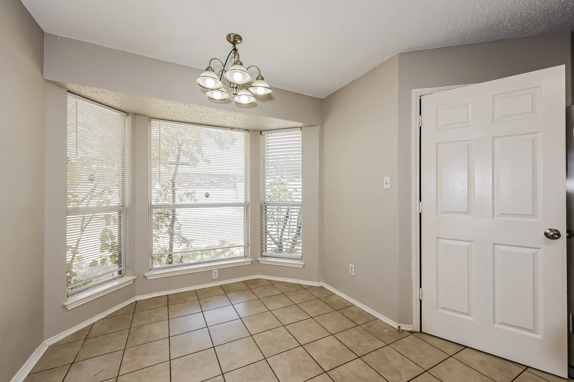 Single Family Residence For Rent in Dallas County , 912 Winterbury Court, De Soto, Texas 75115, 4 Bedroom, 2 Bathroom, 2 Garage spaces, 2,009 Sqft, built in 1993, mls#21386869, Real Estate Agent in De Soto, Homes For Rent in Dallas county, Homes For Rent in De Soto, Realtor in De Soto Texas, Real Estate Brokerage Independent Realty Texas, Luminita Cordes Realtor