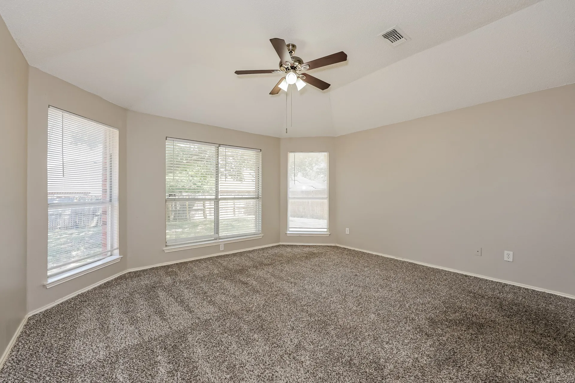Single Family Residence For Rent in Dallas County , 912 Winterbury Court, De Soto, Texas 75115, 4 Bedroom, 2 Bathroom, 2 Garage spaces, 2,009 Sqft, built in 1993, mls#21386869, Real Estate Agent in De Soto, Homes For Rent in Dallas county, Homes For Rent in De Soto, Realtor in De Soto Texas, Real Estate Brokerage Independent Realty Texas, Luminita Cordes Realtor
