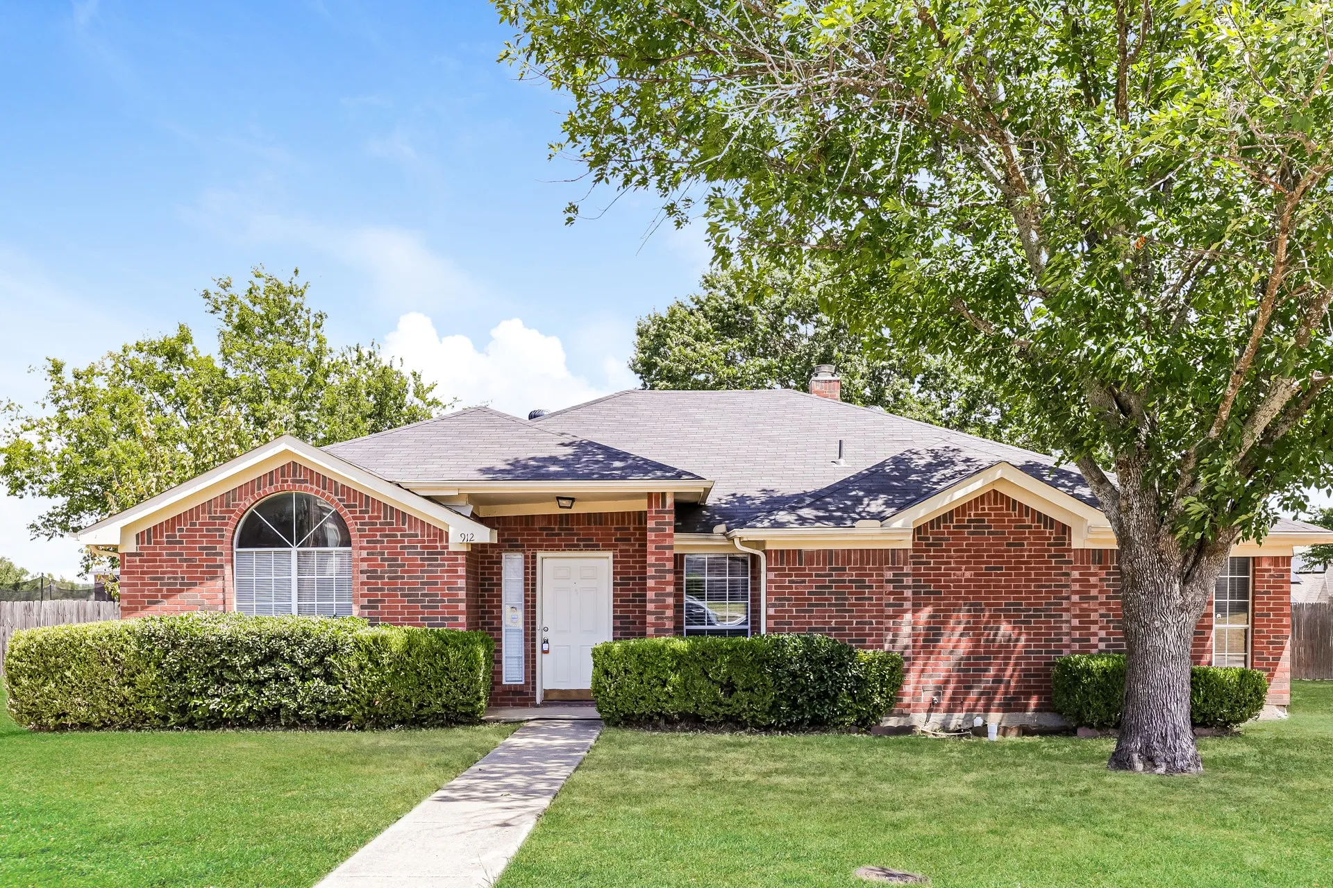 Single Family Residence For Rent in Dallas County , 912 Winterbury Court, De Soto, Texas 75115, 4 Bedroom, 2 Bathroom, 2 Garage spaces, 2,009 Sqft, built in 1993, mls#21386869, Real Estate Agent in De Soto, Homes For Rent in Dallas county, Homes For Rent in De Soto, Realtor in De Soto Texas, Real Estate Brokerage Independent Realty Texas, Luminita Cordes Realtor