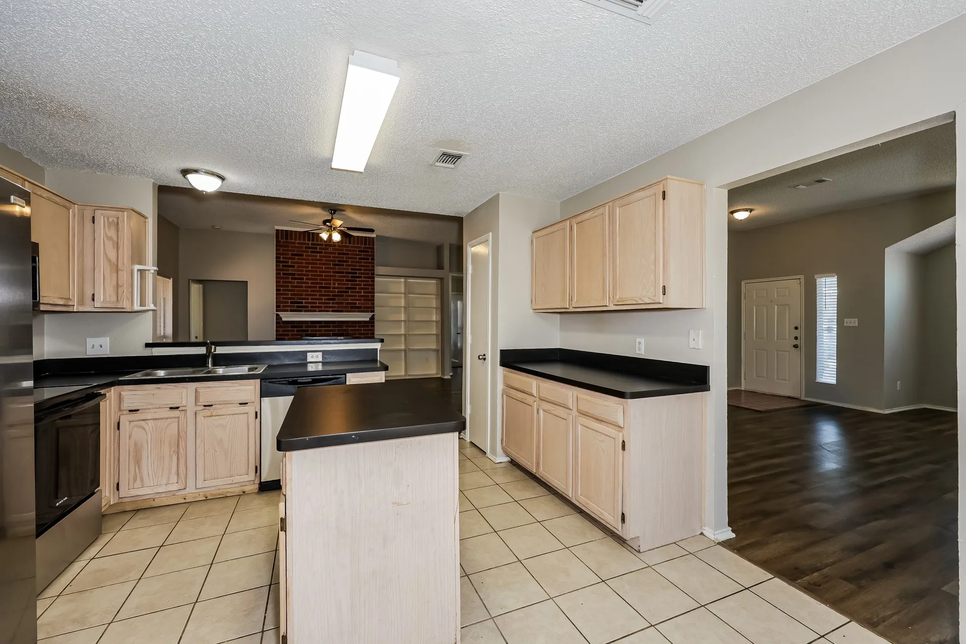 Single Family Residence For Rent in Dallas County , 912 Winterbury Court, De Soto, Texas 75115, 4 Bedroom, 2 Bathroom, 2 Garage spaces, 2,009 Sqft, built in 1993, mls#21386869, Real Estate Agent in De Soto, Homes For Rent in Dallas county, Homes For Rent in De Soto, Realtor in De Soto Texas, Real Estate Brokerage Independent Realty Texas, Luminita Cordes Realtor