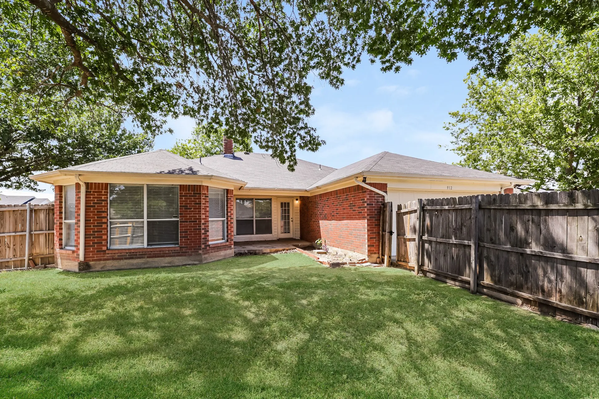 Single Family Residence For Rent in Dallas County , 912 Winterbury Court, De Soto, Texas 75115, 4 Bedroom, 2 Bathroom, 2 Garage spaces, 2,009 Sqft, built in 1993, mls#21386869, Real Estate Agent in De Soto, Homes For Rent in Dallas county, Homes For Rent in De Soto, Realtor in De Soto Texas, Real Estate Brokerage Independent Realty Texas, Luminita Cordes Realtor