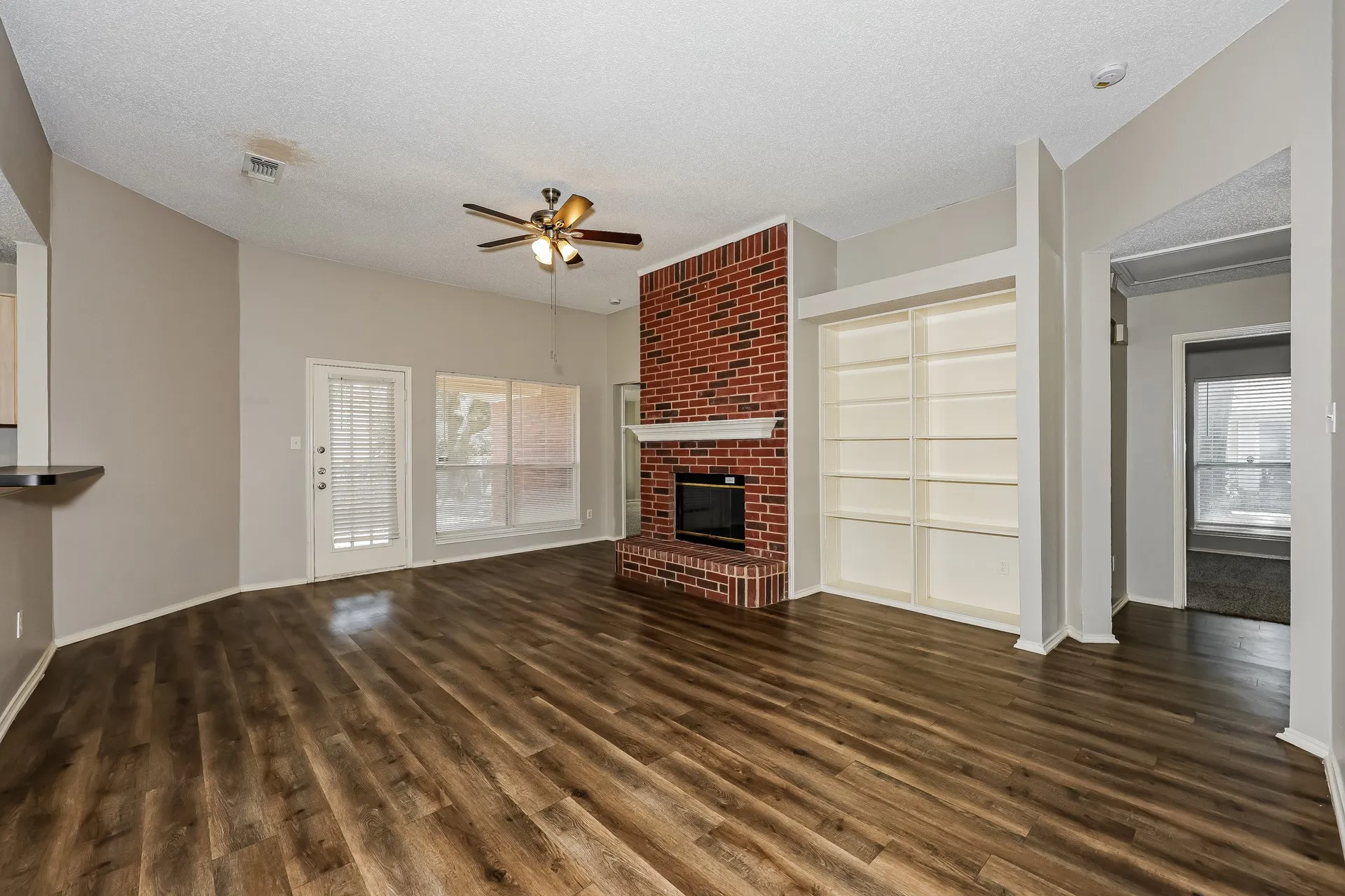 Single Family Residence For Rent in Dallas County , 912 Winterbury Court, De Soto, Texas 75115, 4 Bedroom, 2 Bathroom, 2 Garage spaces, 2,009 Sqft, built in 1993, mls#21386869, Real Estate Agent in De Soto, Homes For Rent in Dallas county, Homes For Rent in De Soto, Realtor in De Soto Texas, Real Estate Brokerage Independent Realty Texas, Luminita Cordes Realtor