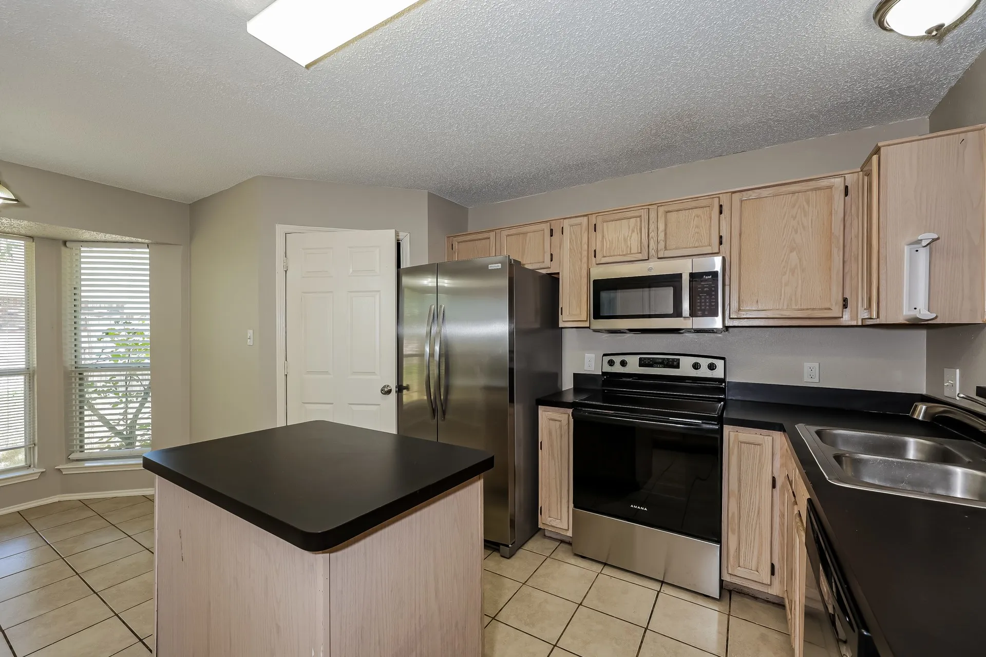 Single Family Residence For Rent in Dallas County , 912 Winterbury Court, De Soto, Texas 75115, 4 Bedroom, 2 Bathroom, 2 Garage spaces, 2,009 Sqft, built in 1993, mls#21386869, Real Estate Agent in De Soto, Homes For Rent in Dallas county, Homes For Rent in De Soto, Realtor in De Soto Texas, Real Estate Brokerage Independent Realty Texas, Luminita Cordes Realtor