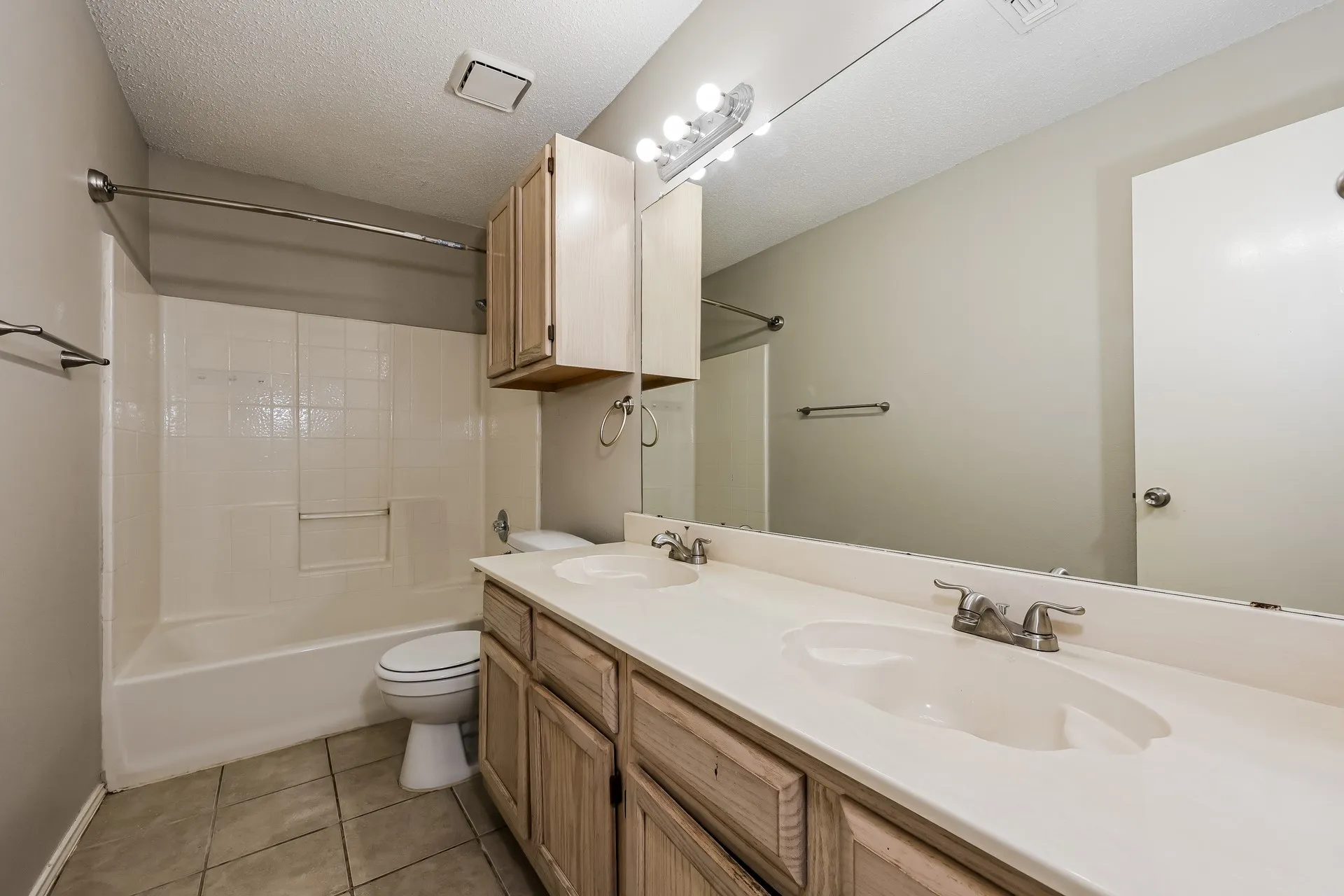 Single Family Residence For Rent in Dallas County , 912 Winterbury Court, De Soto, Texas 75115, 4 Bedroom, 2 Bathroom, 2 Garage spaces, 2,009 Sqft, built in 1993, mls#21386869, Real Estate Agent in De Soto, Homes For Rent in Dallas county, Homes For Rent in De Soto, Realtor in De Soto Texas, Real Estate Brokerage Independent Realty Texas, Luminita Cordes Realtor