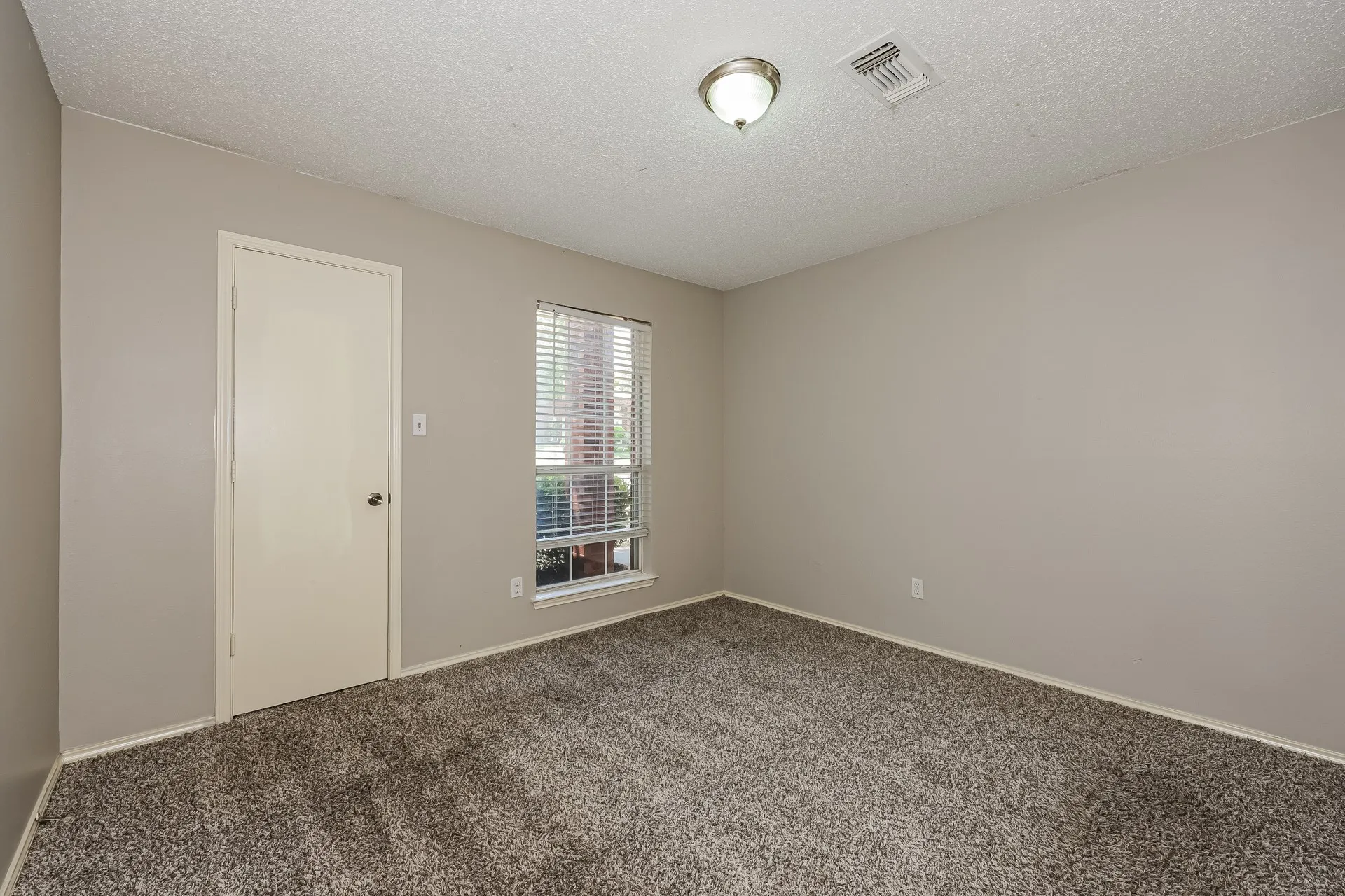 Single Family Residence For Rent in Dallas County , 912 Winterbury Court, De Soto, Texas 75115, 4 Bedroom, 2 Bathroom, 2 Garage spaces, 2,009 Sqft, built in 1993, mls#21386869, Real Estate Agent in De Soto, Homes For Rent in Dallas county, Homes For Rent in De Soto, Realtor in De Soto Texas, Real Estate Brokerage Independent Realty Texas, Luminita Cordes Realtor