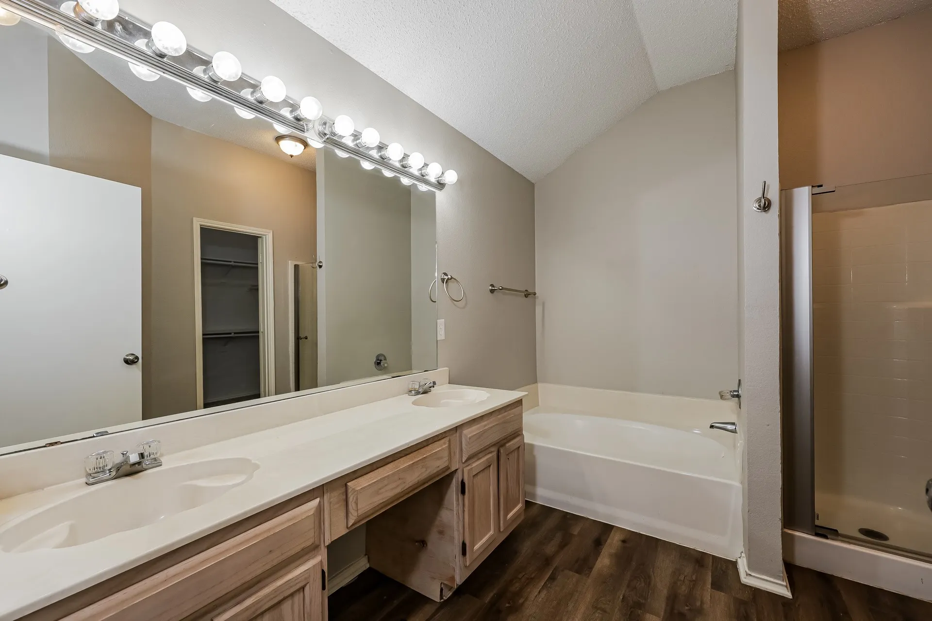 Single Family Residence For Rent in Dallas County , 912 Winterbury Court, De Soto, Texas 75115, 4 Bedroom, 2 Bathroom, 2 Garage spaces, 2,009 Sqft, built in 1993, mls#21386869, Real Estate Agent in De Soto, Homes For Rent in Dallas county, Homes For Rent in De Soto, Realtor in De Soto Texas, Real Estate Brokerage Independent Realty Texas, Luminita Cordes Realtor