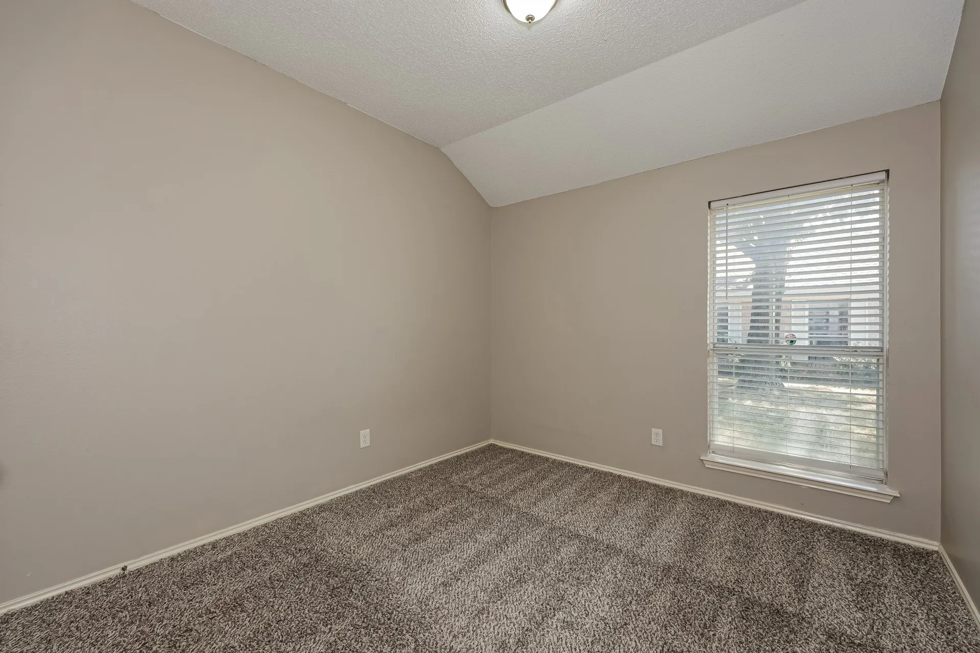 Single Family Residence For Rent in Dallas County , 912 Winterbury Court, De Soto, Texas 75115, 4 Bedroom, 2 Bathroom, 2 Garage spaces, 2,009 Sqft, built in 1993, mls#21386869, Real Estate Agent in De Soto, Homes For Rent in Dallas county, Homes For Rent in De Soto, Realtor in De Soto Texas, Real Estate Brokerage Independent Realty Texas, Luminita Cordes Realtor