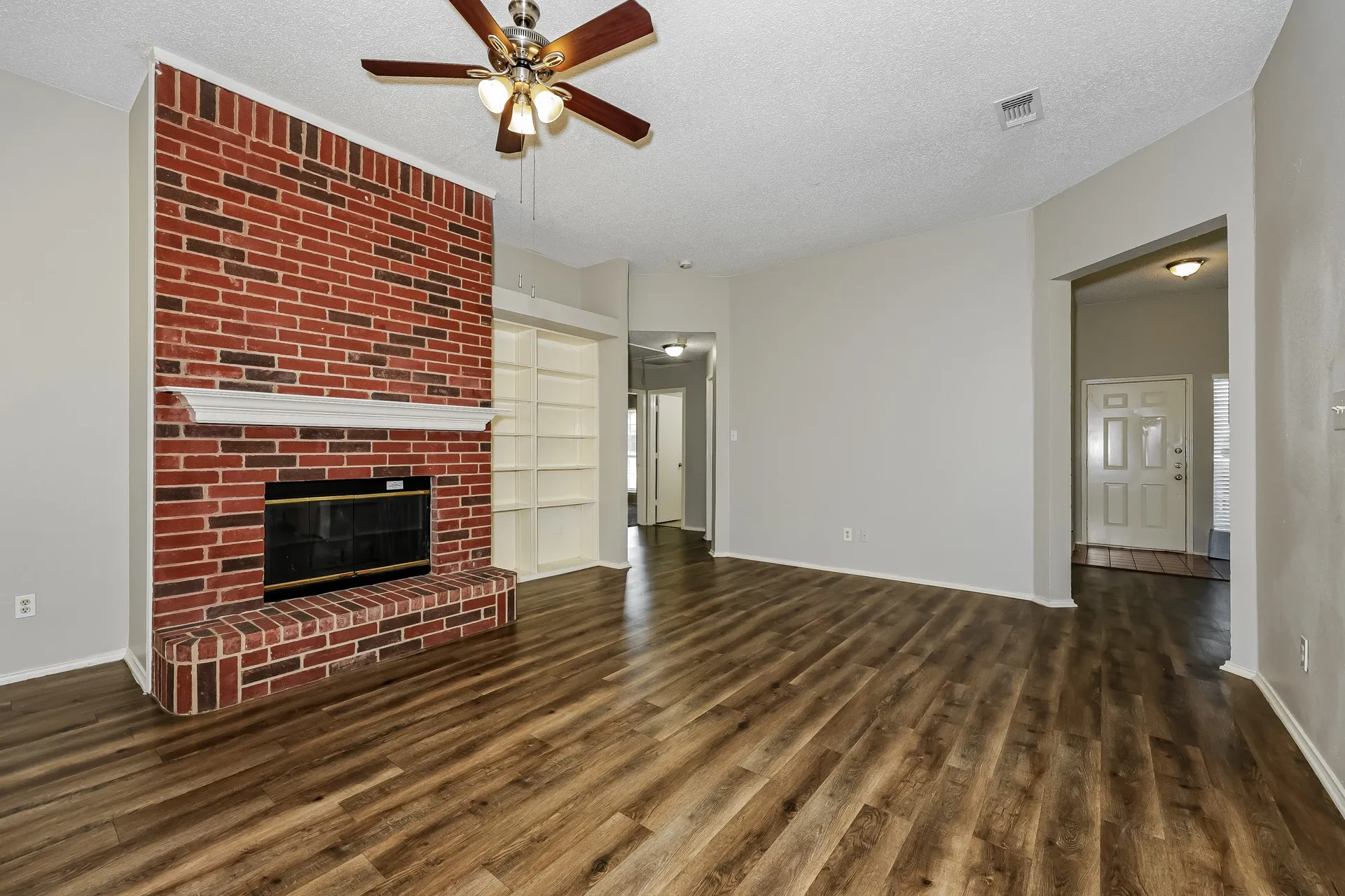 Single Family Residence For Rent in Dallas County , 912 Winterbury Court, De Soto, Texas 75115, 4 Bedroom, 2 Bathroom, 2 Garage spaces, 2,009 Sqft, built in 1993, mls#21386869, Real Estate Agent in De Soto, Homes For Rent in Dallas county, Homes For Rent in De Soto, Realtor in De Soto Texas, Real Estate Brokerage Independent Realty Texas, Luminita Cordes Realtor