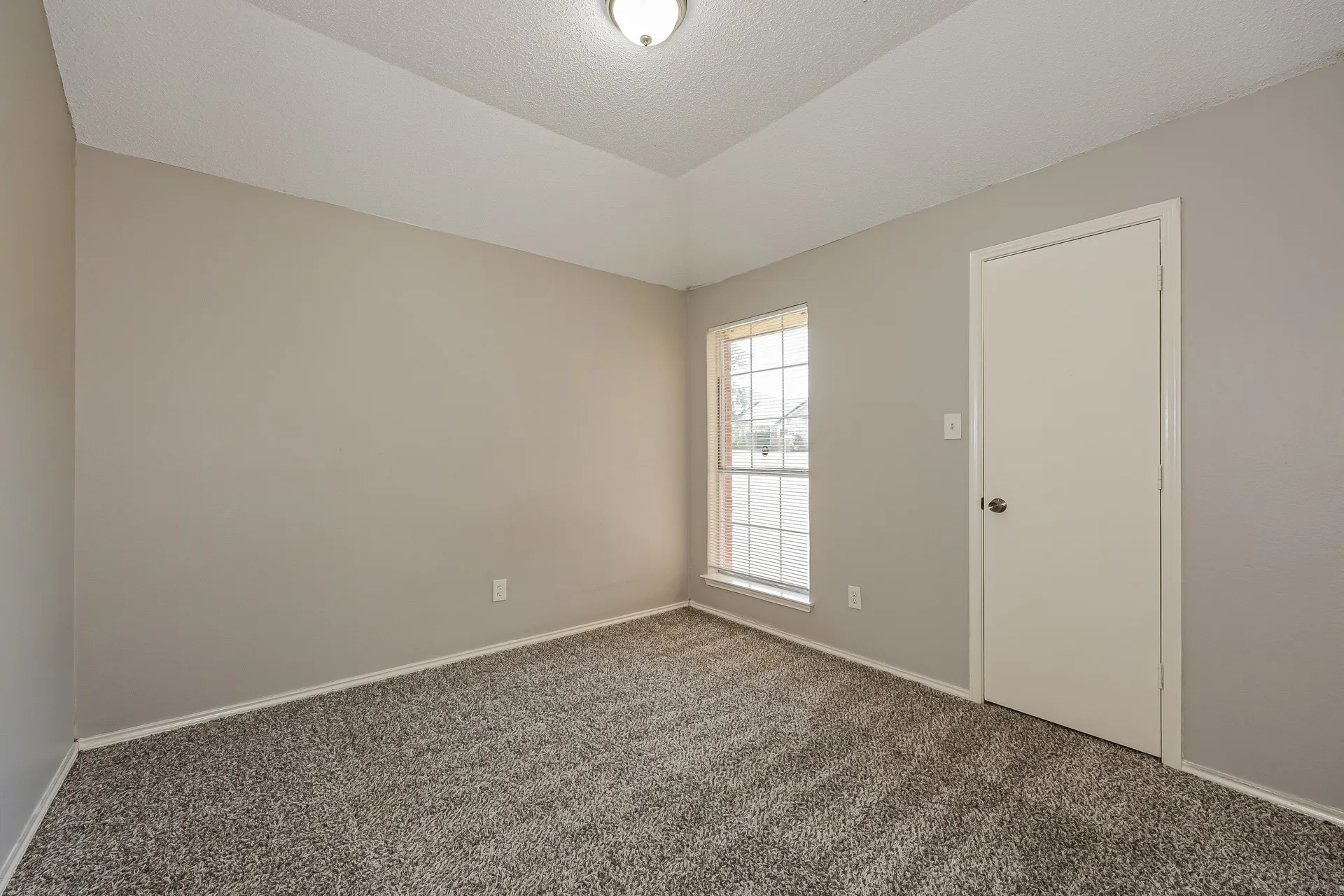 Single Family Residence For Rent in Dallas County , 912 Winterbury Court, De Soto, Texas 75115, 4 Bedroom, 2 Bathroom, 2 Garage spaces, 2,009 Sqft, built in 1993, mls#21386869, Real Estate Agent in De Soto, Homes For Rent in Dallas county, Homes For Rent in De Soto, Realtor in De Soto Texas, Real Estate Brokerage Independent Realty Texas, Luminita Cordes Realtor