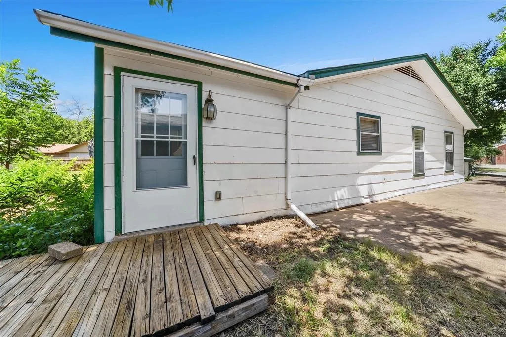 Single Family Residence For Rent in Dallas County , 2221 Varsity Drive, Grand Prairie, Texas 75051, 4 Bedroom, 2 Bathroom, Garage spaces, 1,800 Sqft, built in 1950, mls#21386866, Real Estate Agent in Grand Prairie, Homes For Rent in Dallas county, Homes For Rent in Grand Prairie, Realtor in Grand Prairie Texas, Real Estate Brokerage Independent Realty Texas, Luminita Cordes Realtor