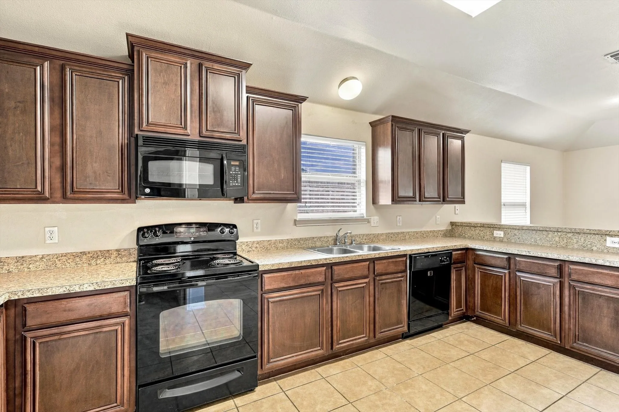 Single Family Residence For Rent in Dallas County , 2515 Wynngate Drive, Seagoville, Texas 75159, 3 Bedroom, 2 Bathroom, 2 Garage spaces, 1,489 Sqft, built in 2010, mls#21385122, Real Estate Agent in Seagoville, Homes For Rent in Dallas county, Homes For Rent in Seagoville, Realtor in Seagoville Texas, Real Estate Brokerage Independent Realty Texas, Luminita Cordes Realtor