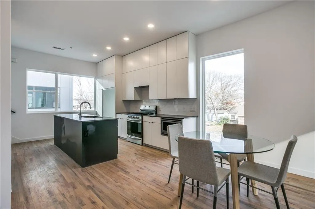 Condominium For Rent in Dallas County , 427 W 10th Street 303, Dallas, Texas 75208, 2 Bedroom, 3 Bathroom, 2 Garage spaces, 1,585 Sqft, built in 2018, mls#21386877, Real Estate Agent in Dallas, Homes For Rent in Dallas county, Homes For Rent in Dallas, Realtor in Dallas Texas, Real Estate Brokerage Independent Realty Texas, Luminita Cordes Realtor