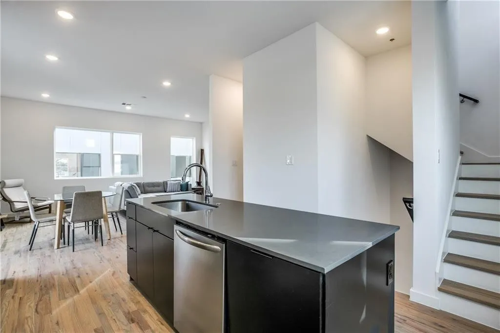 Condominium For Rent in Dallas County , 427 W 10th Street 303, Dallas, Texas 75208, 2 Bedroom, 3 Bathroom, 2 Garage spaces, 1,585 Sqft, built in 2018, mls#21386877, Real Estate Agent in Dallas, Homes For Rent in Dallas county, Homes For Rent in Dallas, Realtor in Dallas Texas, Real Estate Brokerage Independent Realty Texas, Luminita Cordes Realtor