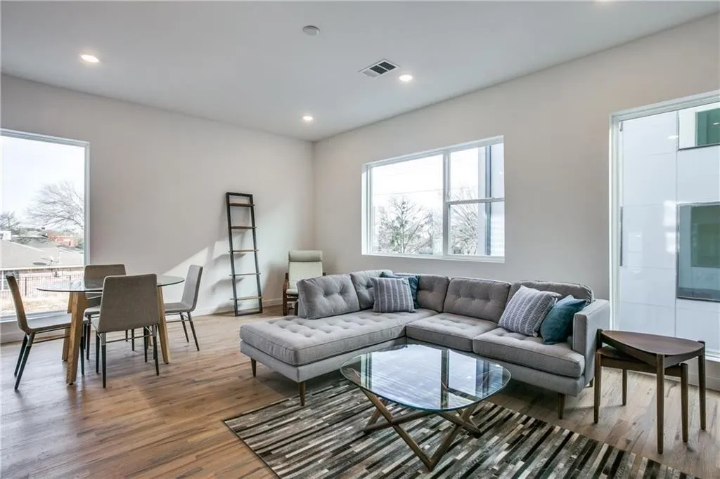 Condominium For Rent in Dallas County , 427 W 10th Street 303, Dallas, Texas 75208, 2 Bedroom, 3 Bathroom, 2 Garage spaces, 1,585 Sqft, built in 2018, mls#21386877, Real Estate Agent in Dallas, Homes For Rent in Dallas county, Homes For Rent in Dallas, Realtor in Dallas Texas, Real Estate Brokerage Independent Realty Texas, Luminita Cordes Realtor