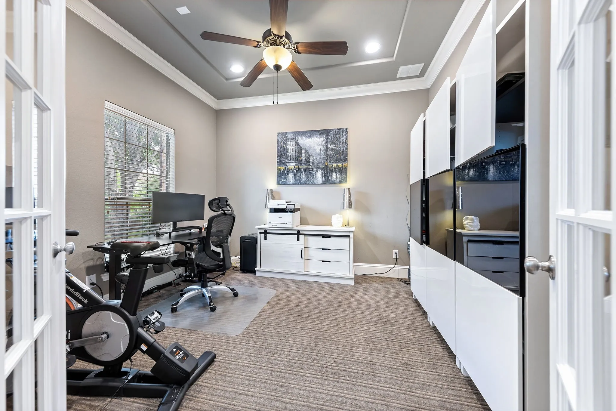 Tray ceiling with a ceiling fan, recessed lighting, and crown molding
