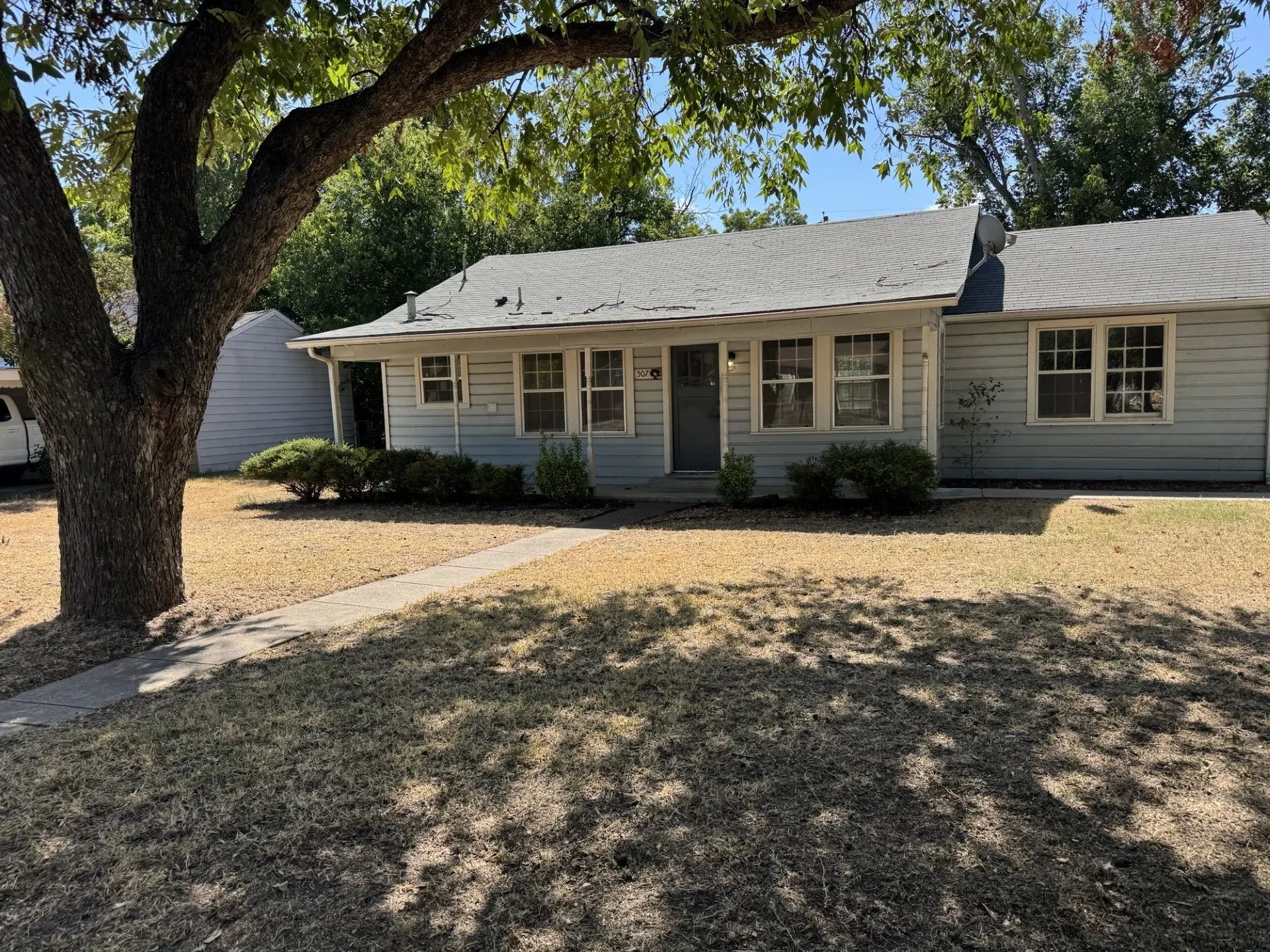 Single Family Residence For Sale in Johnson County , 507 Poindexter Avenue, Cleburne, Texas 76033, 3 Bedroom, 1 Bathroom, 2 Garage spaces, 1,316 Sqft, built in 1950, mls#21386863, Real Estate Agent in Cleburne, Homes For Sale in Johnson county, Homes For Sale in Cleburne, Realtor in Cleburne Texas, Real Estate Brokerage Independent Realty Texas, Luminita Cordes Realtor