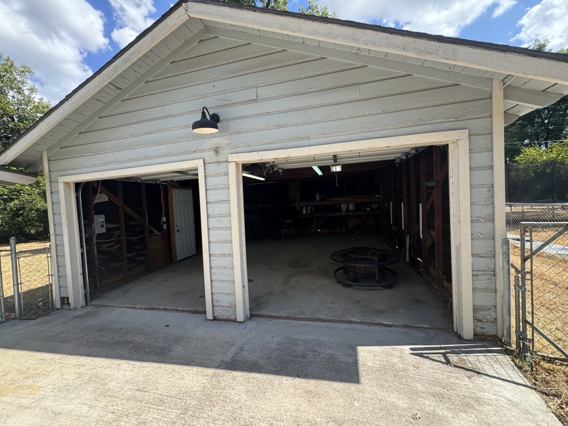 Single Family Residence For Sale in Johnson County , 507 Poindexter Avenue, Cleburne, Texas 76033, 3 Bedroom, 1 Bathroom, 2 Garage spaces, 1,316 Sqft, built in 1950, mls#21386863, Real Estate Agent in Cleburne, Homes For Sale in Johnson county, Homes For Sale in Cleburne, Realtor in Cleburne Texas, Real Estate Brokerage Independent Realty Texas, Luminita Cordes Realtor