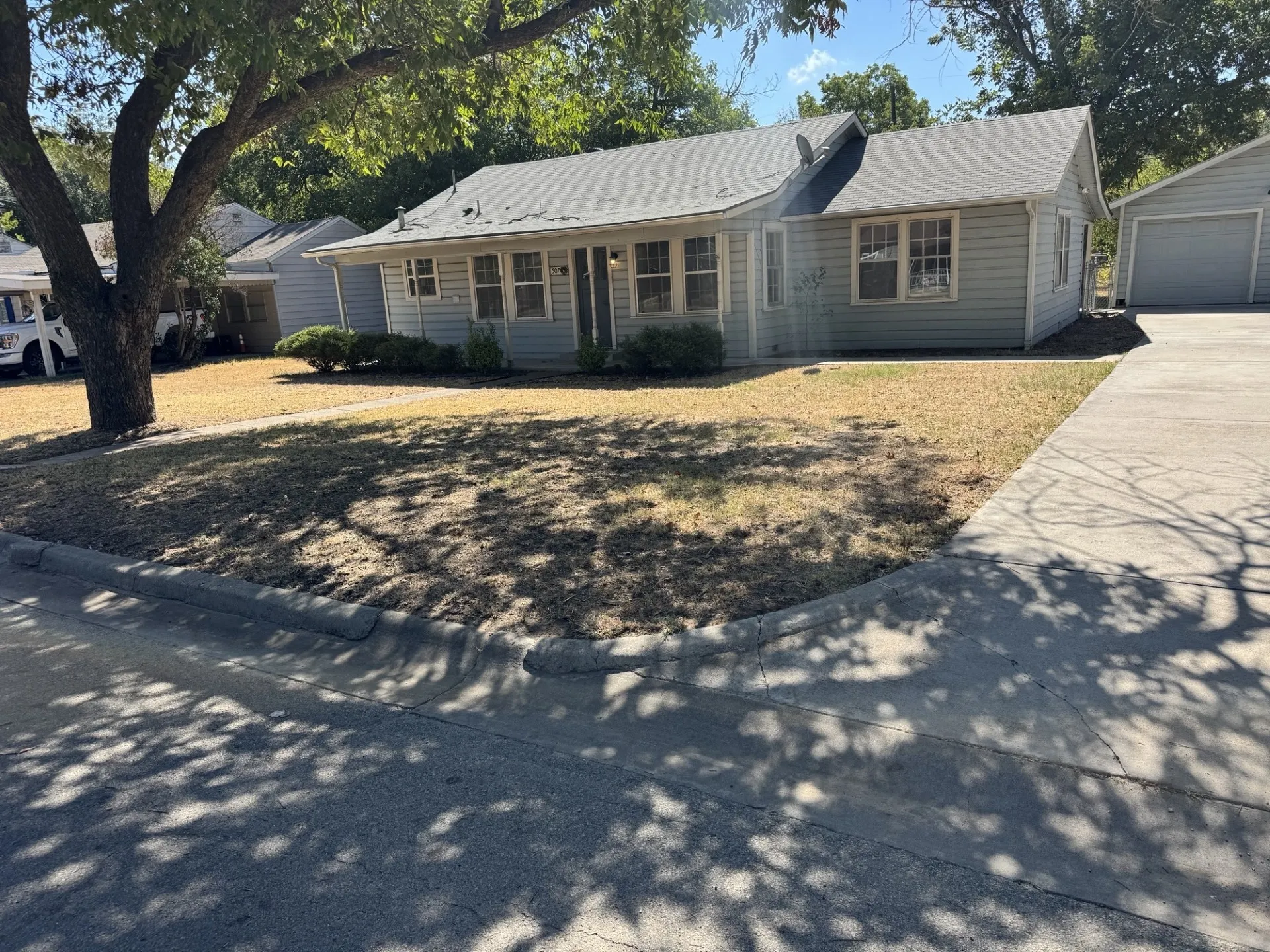 Single Family Residence For Sale in Johnson County , 507 Poindexter Avenue, Cleburne, Texas 76033, 3 Bedroom, 1 Bathroom, 2 Garage spaces, 1,316 Sqft, built in 1950, mls#21386863, Real Estate Agent in Cleburne, Homes For Sale in Johnson county, Homes For Sale in Cleburne, Realtor in Cleburne Texas, Real Estate Brokerage Independent Realty Texas, Luminita Cordes Realtor