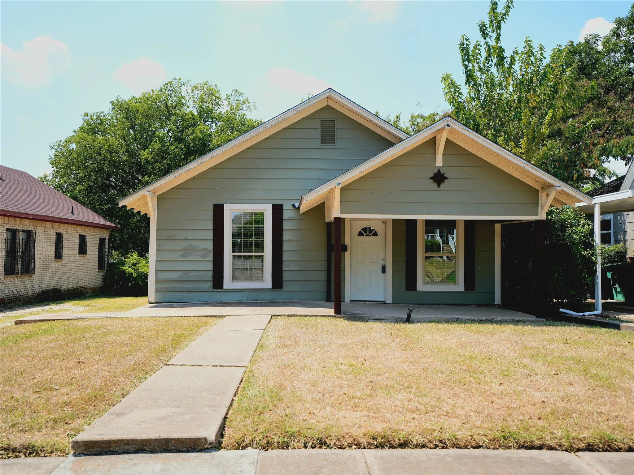 Single Family Residence For Sale in Tarrant County , 3012 Ryan Avenue, Fort Worth, Texas 76110, 3 Bedroom, 1 Bathroom, 1 Garage spaces, 1,189 Sqft, built in 1924, mls#21386878, Real Estate Agent in Fort Worth, Homes For Sale in Tarrant county, Homes For Sale in Fort Worth, Realtor in Fort Worth Texas, Real Estate Brokerage Independent Realty Texas, Luminita Cordes Realtor