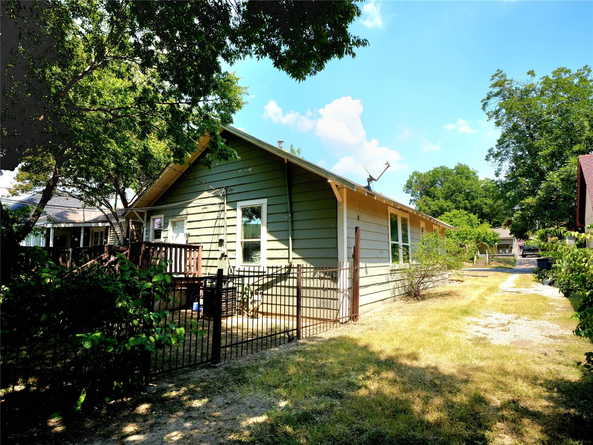 Single Family Residence For Sale in Tarrant County , 3012 Ryan Avenue, Fort Worth, Texas 76110, 3 Bedroom, 1 Bathroom, 1 Garage spaces, 1,189 Sqft, built in 1924, mls#21386878, Real Estate Agent in Fort Worth, Homes For Sale in Tarrant county, Homes For Sale in Fort Worth, Realtor in Fort Worth Texas, Real Estate Brokerage Independent Realty Texas, Luminita Cordes Realtor