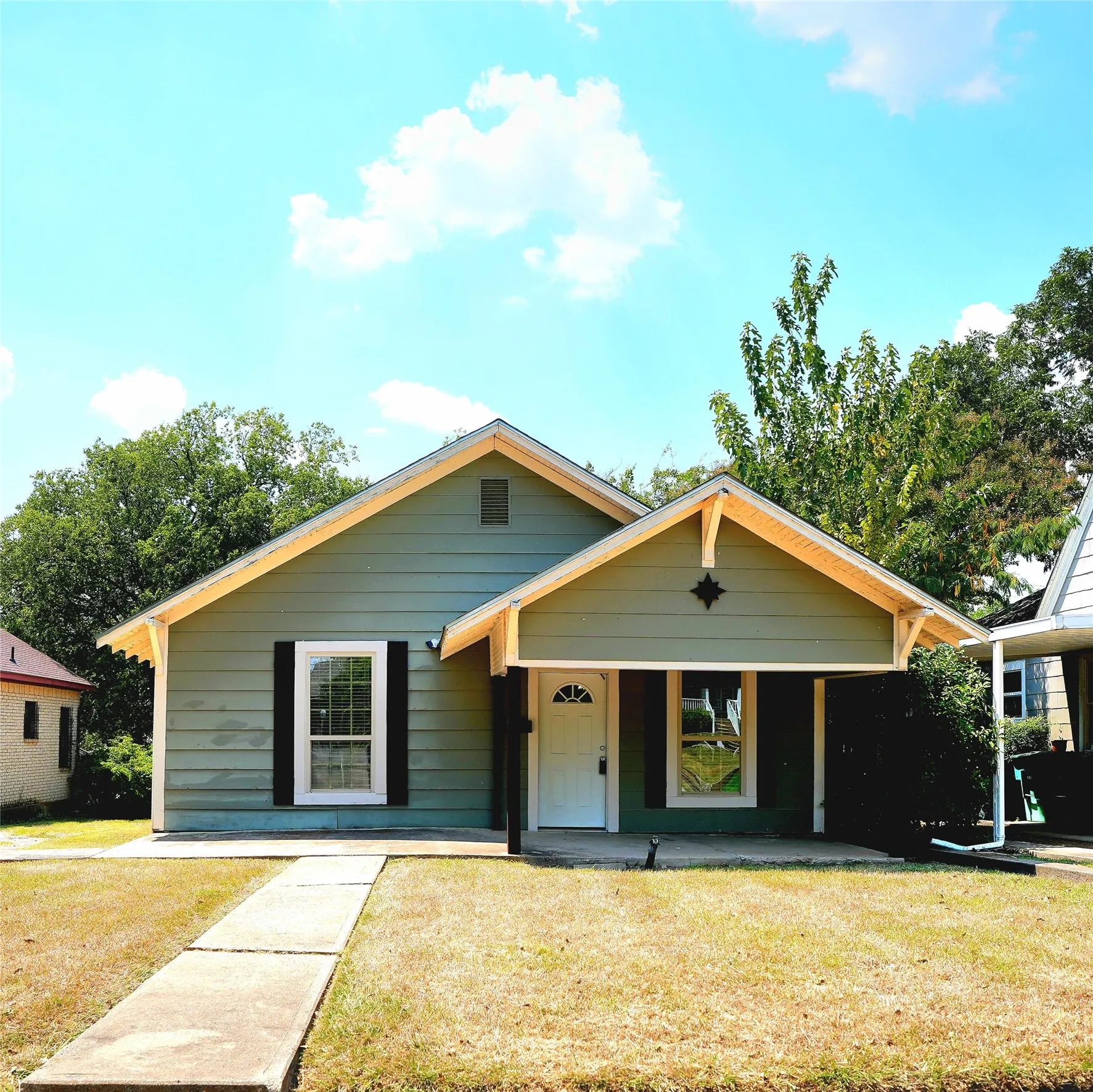 Single Family Residence For Sale in Tarrant County , 3012 Ryan Avenue, Fort Worth, Texas 76110, 3 Bedroom, 1 Bathroom, 1 Garage spaces, 1,189 Sqft, built in 1924, mls#21386878, Real Estate Agent in Fort Worth, Homes For Sale in Tarrant county, Homes For Sale in Fort Worth, Realtor in Fort Worth Texas, Real Estate Brokerage Independent Realty Texas, Luminita Cordes Realtor