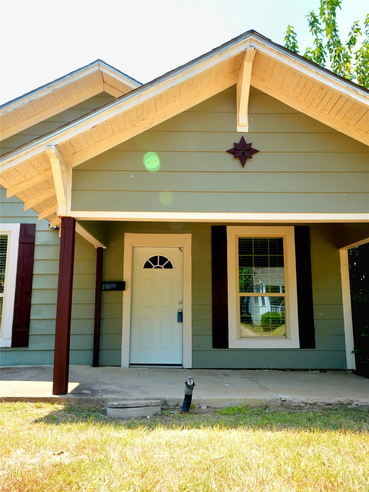 Single Family Residence For Sale in Tarrant County , 3012 Ryan Avenue, Fort Worth, Texas 76110, 3 Bedroom, 1 Bathroom, 1 Garage spaces, 1,189 Sqft, built in 1924, mls#21386878, Real Estate Agent in Fort Worth, Homes For Sale in Tarrant county, Homes For Sale in Fort Worth, Realtor in Fort Worth Texas, Real Estate Brokerage Independent Realty Texas, Luminita Cordes Realtor