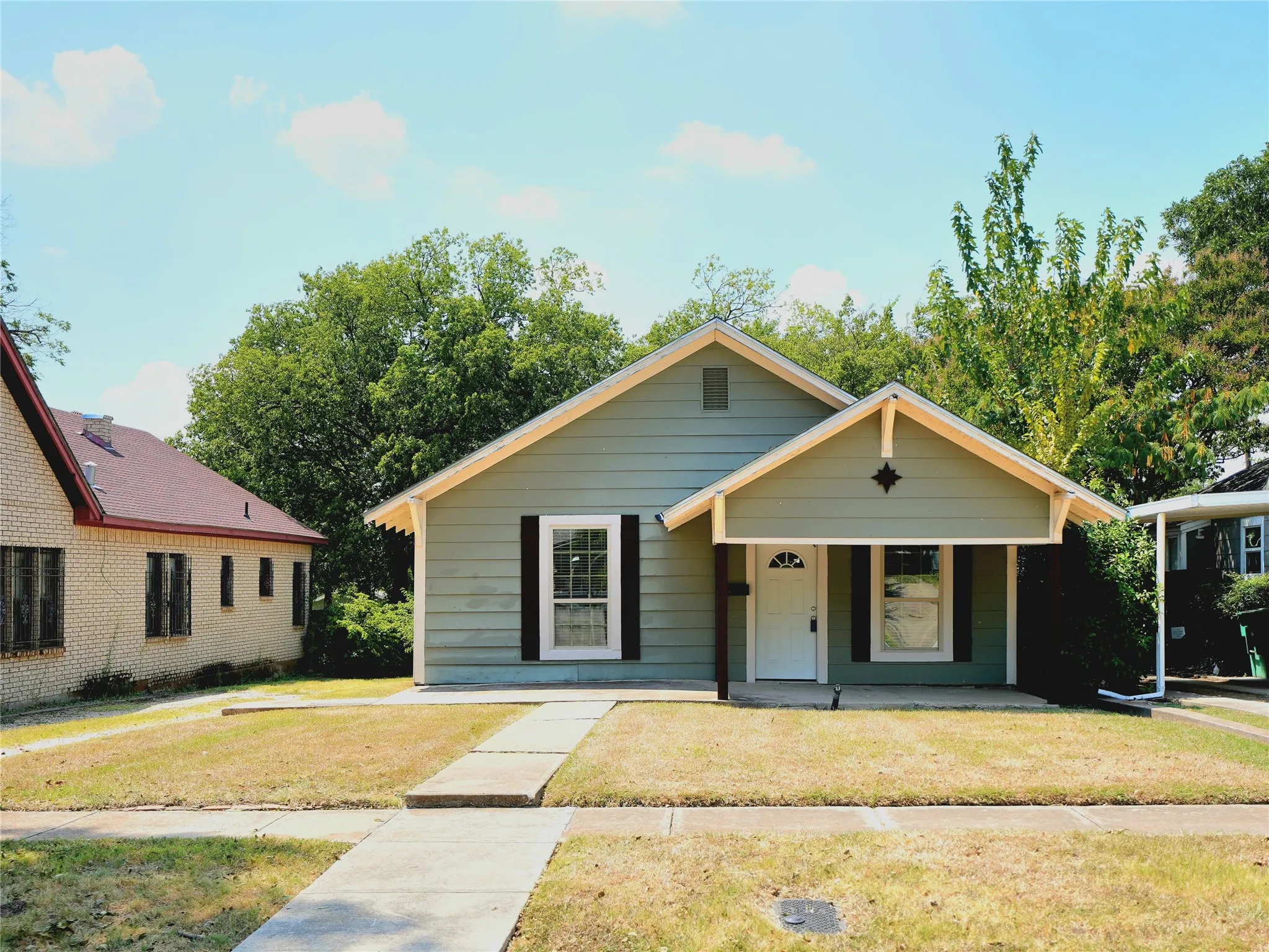 Single Family Residence For Sale in Tarrant County , 3012 Ryan Avenue, Fort Worth, Texas 76110, 3 Bedroom, 1 Bathroom, 1 Garage spaces, 1,189 Sqft, built in 1924, mls#21386878, Real Estate Agent in Fort Worth, Homes For Sale in Tarrant county, Homes For Sale in Fort Worth, Realtor in Fort Worth Texas, Real Estate Brokerage Independent Realty Texas, Luminita Cordes Realtor