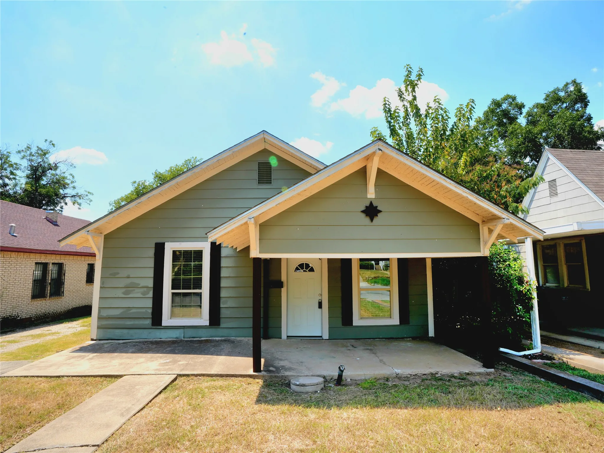 Single Family Residence For Sale in Tarrant County , 3012 Ryan Avenue, Fort Worth, Texas 76110, 3 Bedroom, 1 Bathroom, 1 Garage spaces, 1,189 Sqft, built in 1924, mls#21386878, Real Estate Agent in Fort Worth, Homes For Sale in Tarrant county, Homes For Sale in Fort Worth, Realtor in Fort Worth Texas, Real Estate Brokerage Independent Realty Texas, Luminita Cordes Realtor